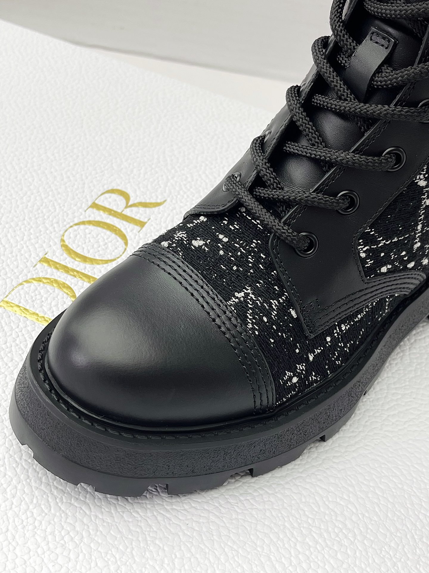 ¡DR2024 otoño e invierno de cuero grueso con cordones botas Martin! ¡Importados de piel de becerro italiano es suave y delicado y más flexible botas cilindro es amplio y en forma, pero no los estereotipos duros botas cilindro sentir la pantorrilla muy suave será más cómodo pies se sienten muy bien la tecnología de empalme de cuero de vaca superficie bordado eléctrico modelado hermoso diseño fresco novela buen paseo cierre de cordones de diseño!Tamaño: 35-41 (40, 41 a medida no reembolsable y no cambiable)P1100