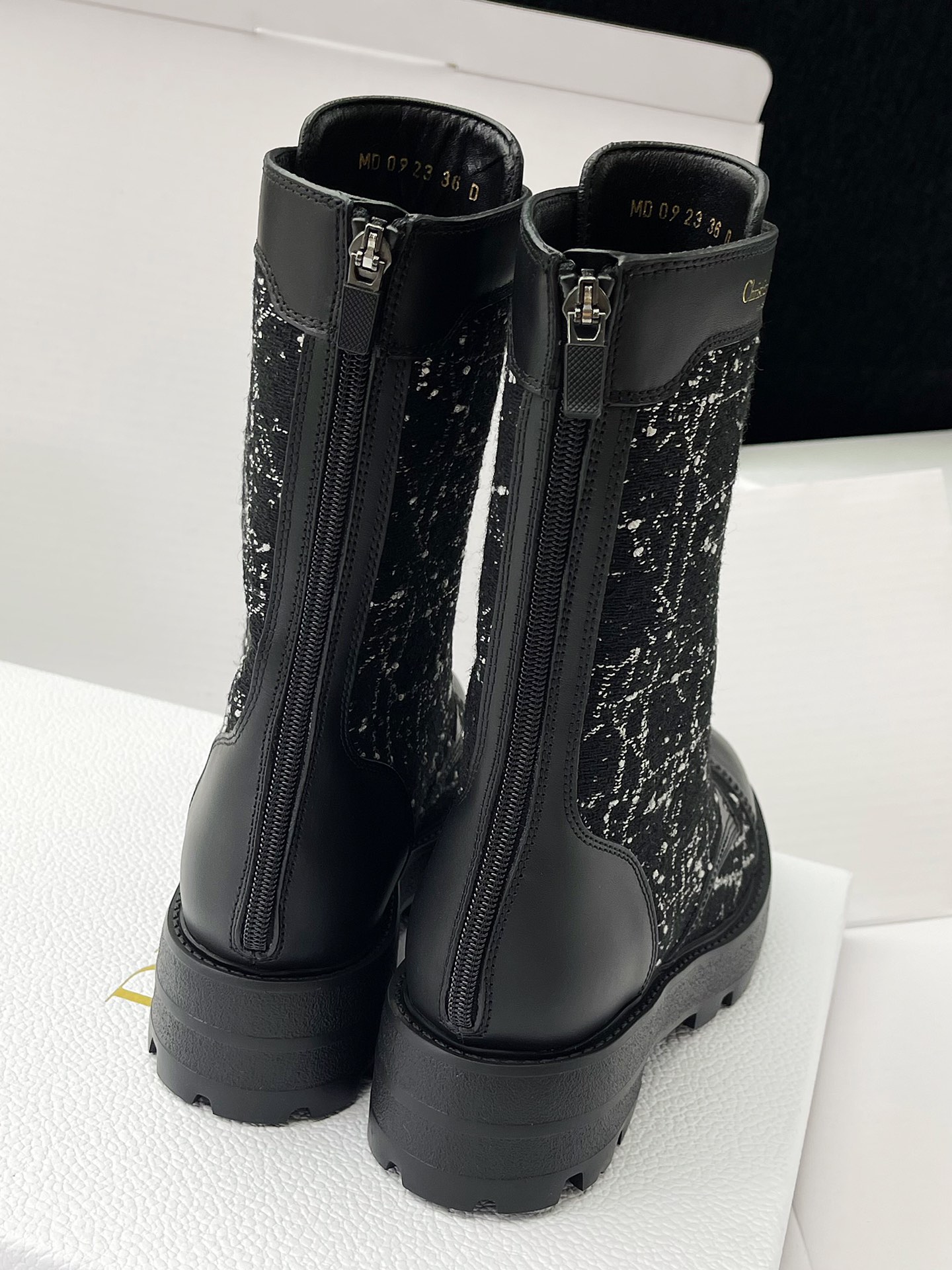 DR2024 automne et hiver chunky cuir lace-up Martin boots ! Le cuir de veau italien importé est doux et délicat et plus flexible bottes cylindre est large et façonné mais pas de stéréotypes durs bottes cylindre se sentent très doux veau sera plus confortable pieds se sentent excellente technologie d'épissage de cuir de vache broderie électrique surface modélisation beau design roman cool bonne conduite fermeture design à lacets ! Yardage : 35-41 (40, 41 personnalisé non remboursable et non échangeable)P1100-High Faux Sacs