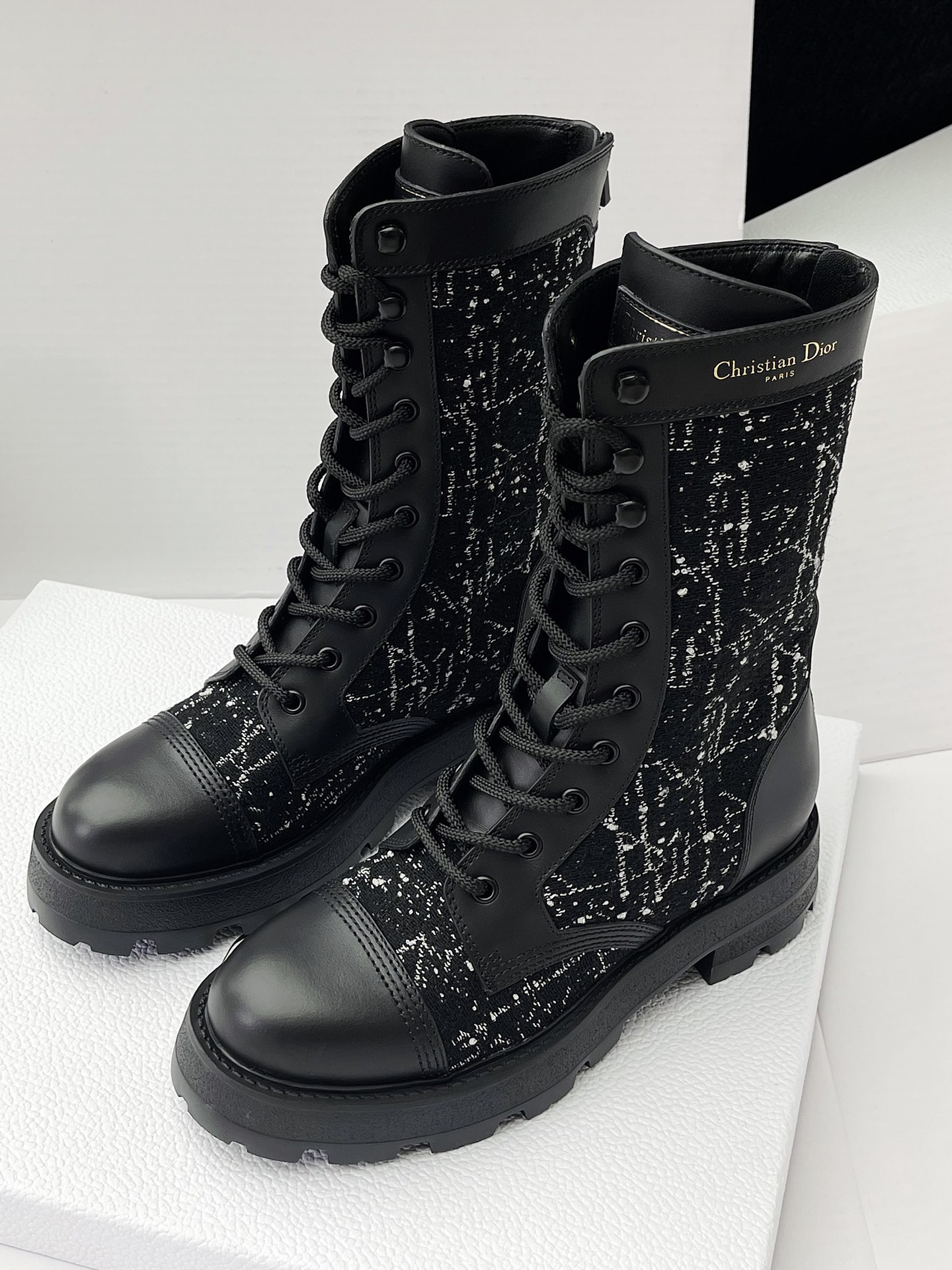 DR2024 automne et hiver chunky cuir lace-up Martin boots ! Le cuir de veau italien importé est doux et délicat et plus flexible bottes cylindre est large et façonné mais pas de stéréotypes durs bottes cylindre se sentent très doux veau sera plus confortable pieds se sentent excellente technologie d'épissage de cuir de vache broderie électrique surface modélisation beau design roman cool bonne conduite fermeture design à lacets ! Yardage : 35-41 (40, 41 personnalisé non remboursable et non échangeable)P1100-High Faux Sacs