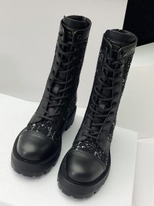 DR2024 outono e inverno chunky couro lace-up botas Martin! O couro de vitelo italiano importado é macio e delicado e mais flexível, o cilindro das botas é largo e moldado, mas não estereótipos duros, o cilindro das botas é muito macio, a panturrilha será mais confortável para os pés, com excelente tecnologia de emenda de couro de vaca, modelagem de superfície de bordado elétrico, design bonito, novo e bom passeio, fechamento com cordões! Medidas: 35-41 (40, 41 personalizado, não reembolsável e não permutável)P1100-Sacos de alta qualidade