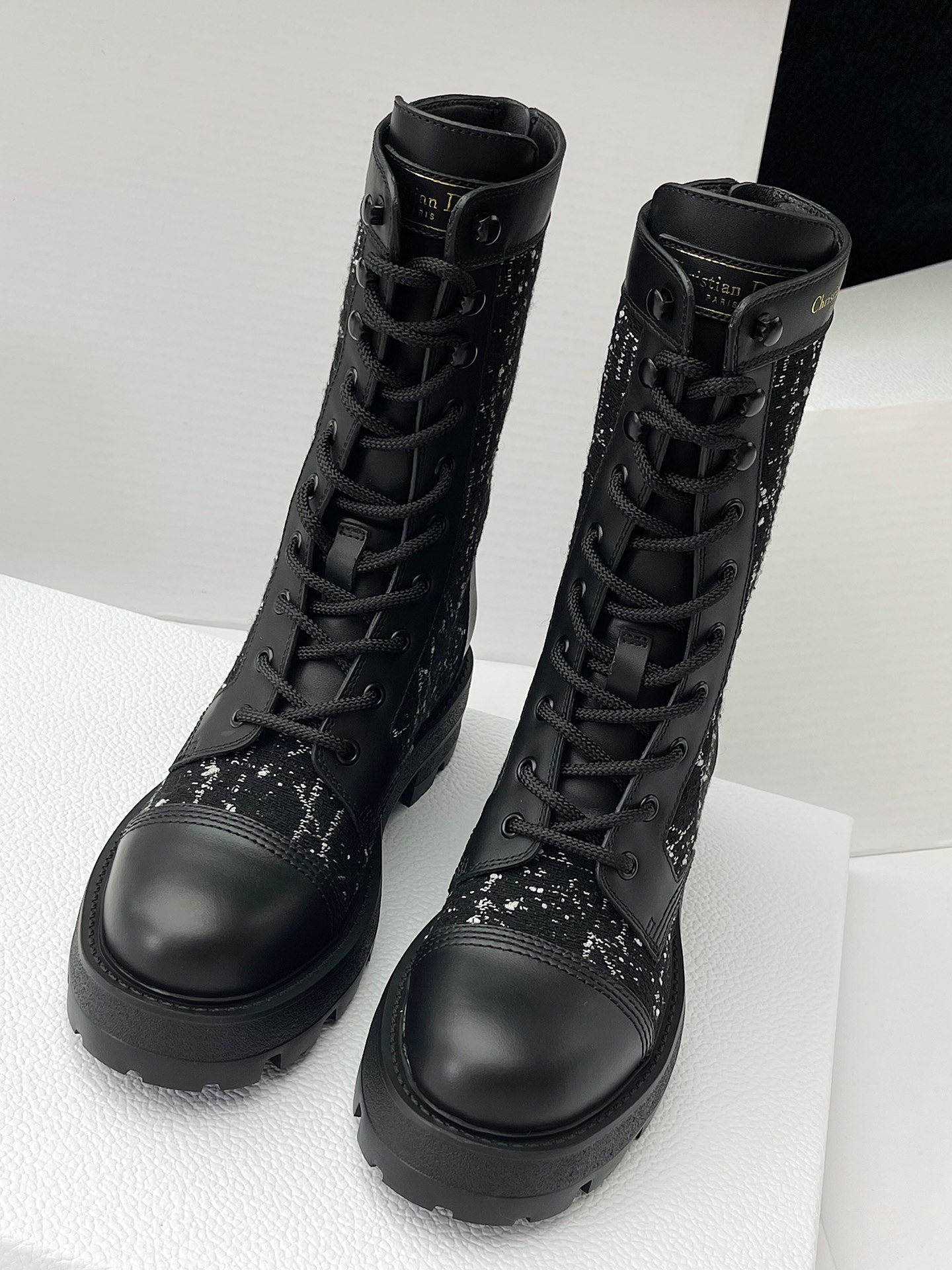 DR2024 automne et hiver chunky cuir lace-up Martin boots ! Le cuir de veau italien importé est doux et délicat et plus flexible bottes cylindre est large et façonné mais pas de stéréotypes durs bottes cylindre se sentent très doux veau sera plus confortable pieds se sentent excellente technologie d'épissage de cuir de vache broderie électrique surface modélisation beau design roman cool bonne conduite fermeture design à lacets ! Yardage : 35-41 (40, 41 personnalisé non remboursable et non échangeable)P1100-High Faux Sacs