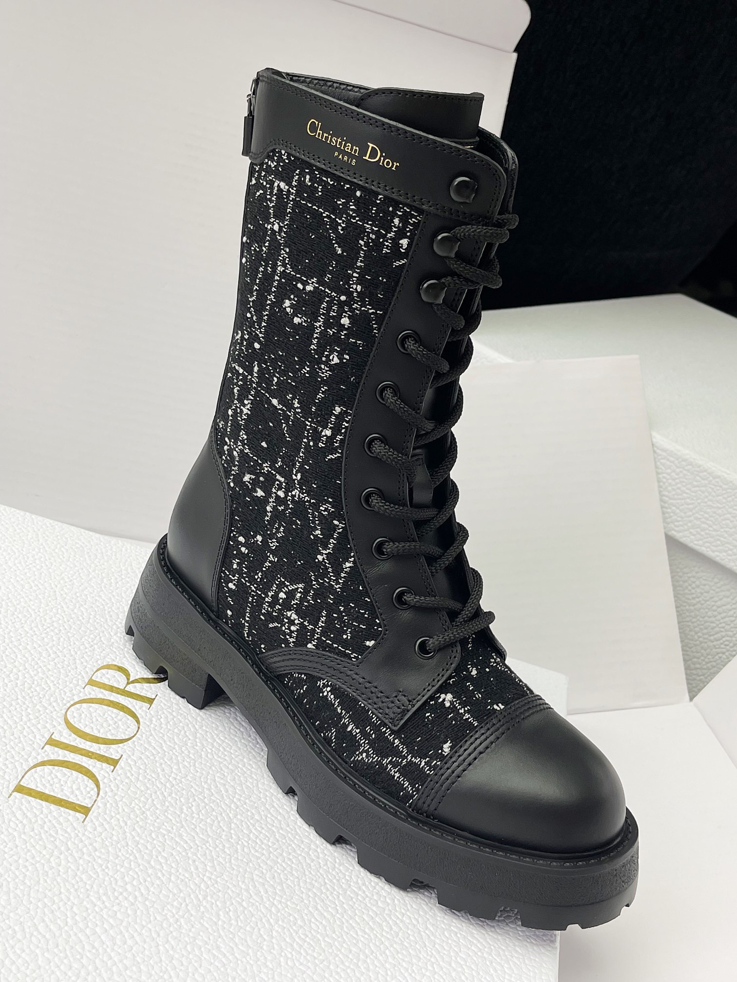 ¡DR2024 otoño e invierno de cuero grueso con cordones botas Martin! ¡Importados de piel de becerro italiano es suave y delicado y más flexible botas cilindro es amplio y en forma, pero no los estereotipos duros botas cilindro sentir la pantorrilla muy suave será más cómodo pies se sienten muy bien la tecnología de empalme de cuero de vaca superficie bordado eléctrico modelado hermoso diseño fresco novela buen paseo cierre de cordones de diseño!Tamaño: 35-41 (40, 41 a medida no reembolsable y no cambiable)P1100