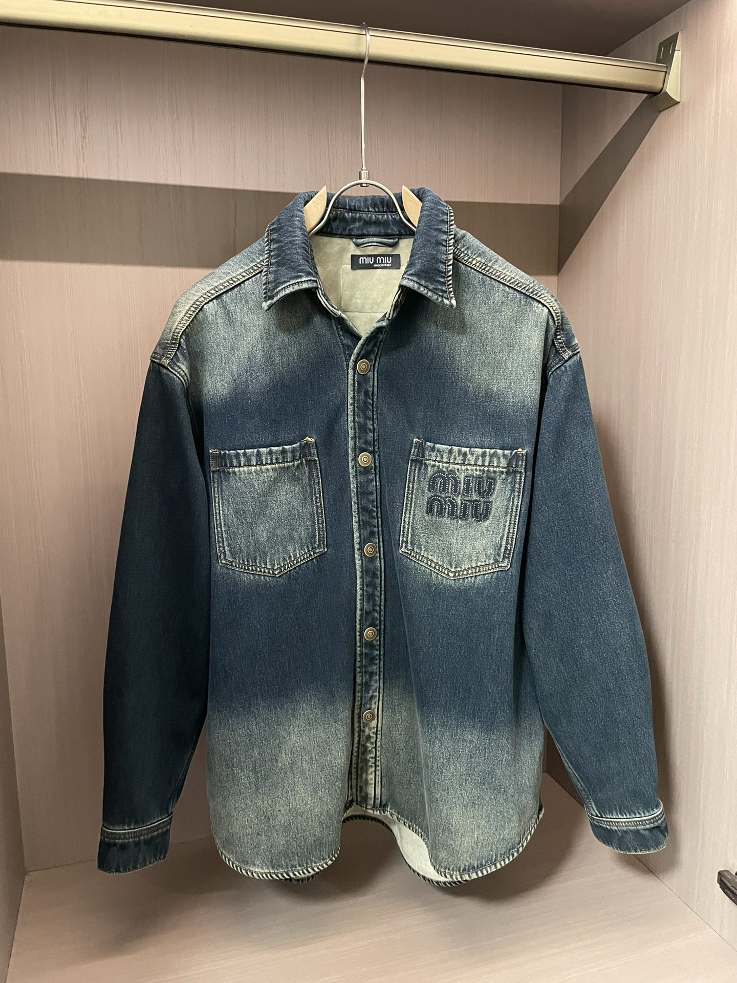 P580miu miu 24 Automne/Hiver Veste en denim épais. L'utilisation de l'invité haute densité tissu fin, doux et agréable à la peau, infroissable ferme et élégant, logo lettre de marque, plein de mode ; adapté à une variété de styles de port ; une veste qui ne choisit pas l'âge. 🏆Taille : M-XXL