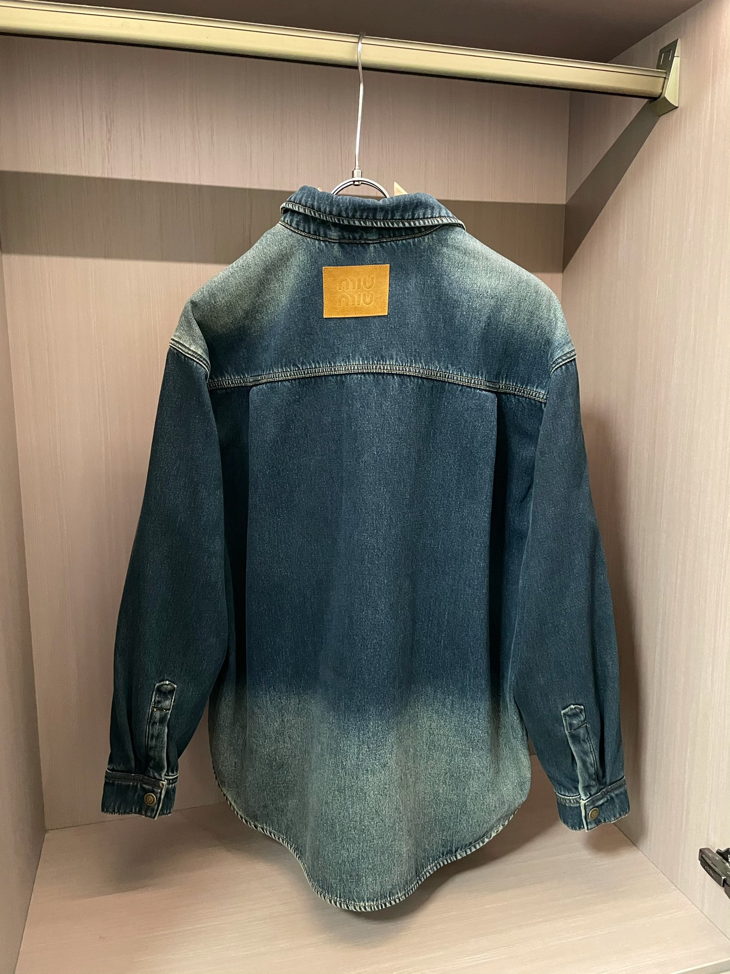 Image [9]-P580miu miu 24 automne et hiver modèles veste en denim épais. L'utilisation de l'invité haute densité tissu fin, doux et agréable à la peau, infroissable droit et élégant, logo lettre de la marque, plein de sens de la mode ; adapté à une variété de styles de port ; une veste qui ne ramasse pas l'âge. 🏆Yardage : M-XXL-sacs à la mode