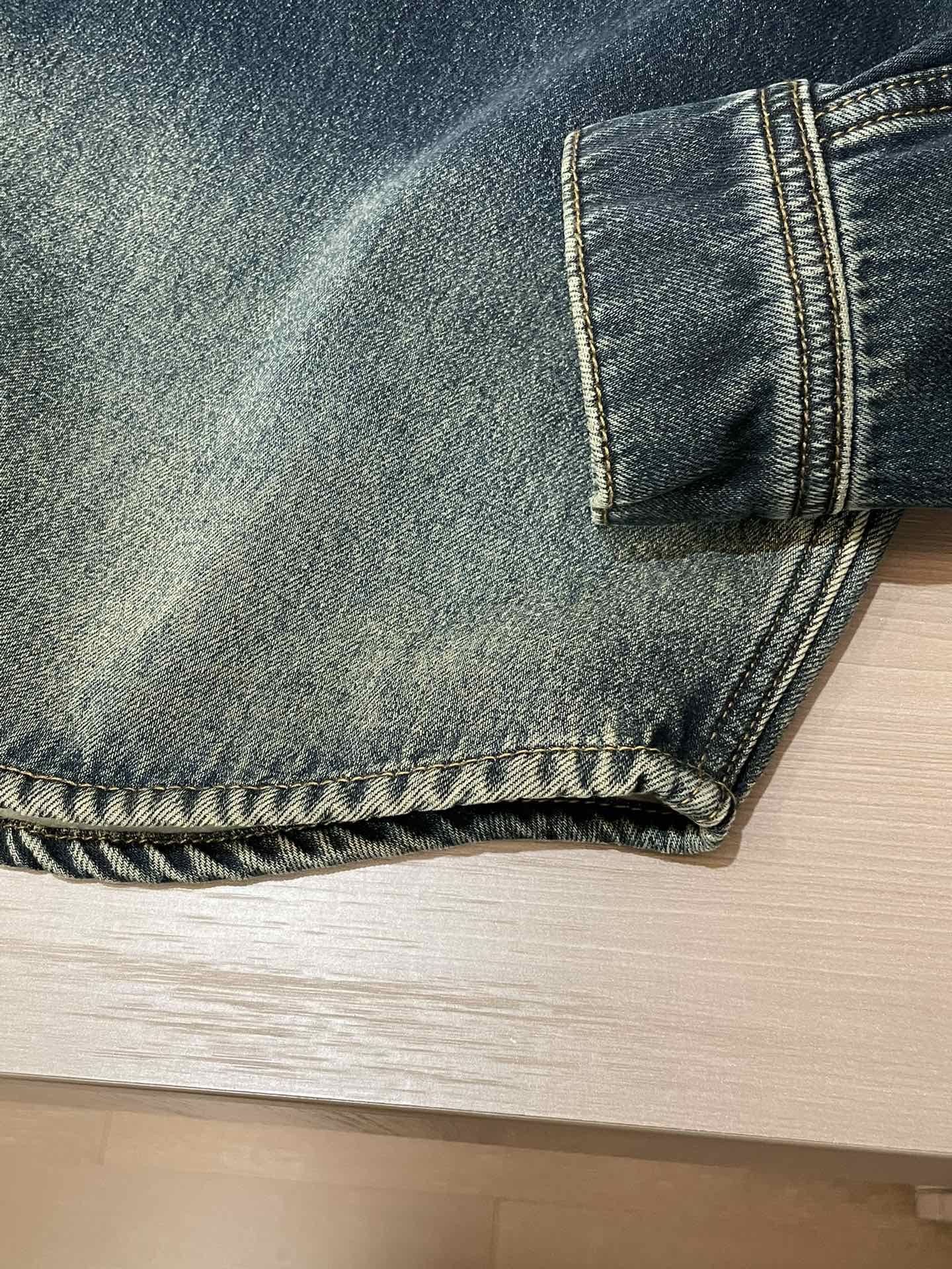 Image [8]-P580miu miu 24 automne et hiver modèles veste en denim épais. L'utilisation de l'invité haute densité tissu fin, doux et agréable à la peau, infroissable droit et élégant, logo lettre de la marque, plein de sens de la mode ; adapté à une variété de styles de port ; une veste qui ne ramasse pas l'âge. 🏆Yardage : M-XXL-sacs à la mode