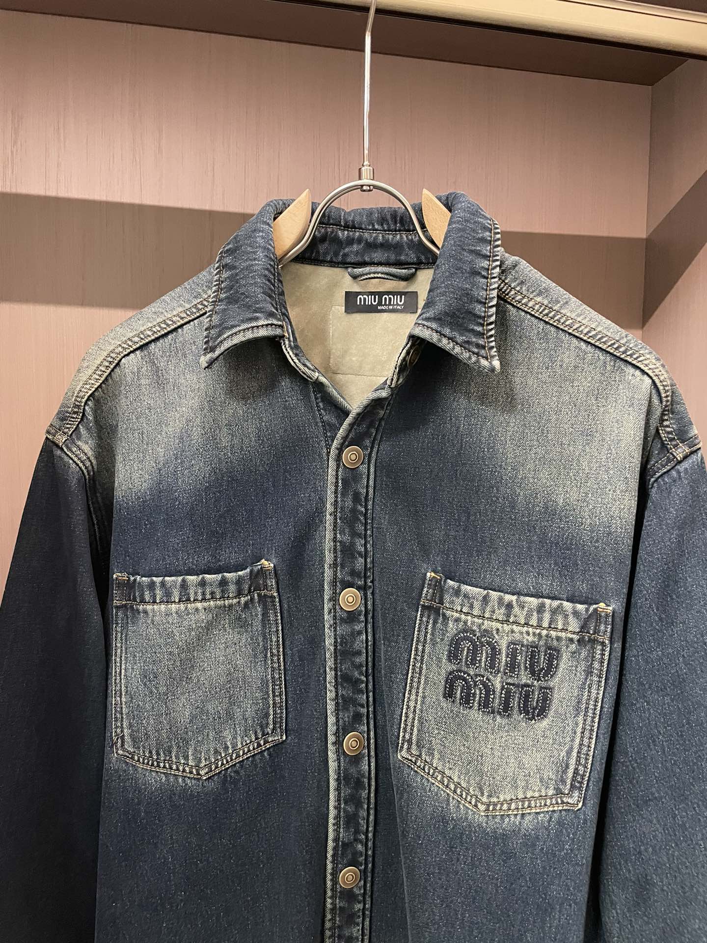 Image[2]-P580miu miu 24 automne et hiver modèles veste en denim épais. L'utilisation de l'invité haute densité tissu fin, doux et agréable à la peau, infroissable droit et élégant, logo de la marque de lettres, plein de sens de la mode ; adapté à une variété de styles de port ; une veste qui n'est pas difficile à l'égard de l'âge. 🏆Yardage : M-XXL-high-fashion bags