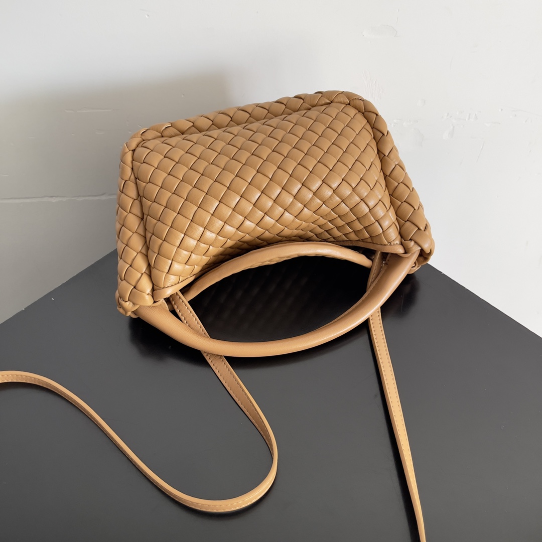 BOTTEGA VENETA NEW MINI COBBLE BAGS This season's mini Cobble series brings the handbag, a full-style bag with a cool body in the shape of a "treasure" to give you good luck throughout the fall and winter! The mini Cobble is made from three pieces of laminated cotton and is unlined to reveal the quiet strength of the bag. The bag has been carefully designed to create a three-dimensional look, and the joints and edges are embellished with strips of lambskin to create a sense of simplicity. The bag is not lined, so you can directly appreciate the consistency of the lambskin inside and out. The top handle of the bag is made of leather-covered rope, which creates a very sturdy and strong structure. Carry over the shoulder or crossbody!Model No.: 805739Size: 23*11*8cm