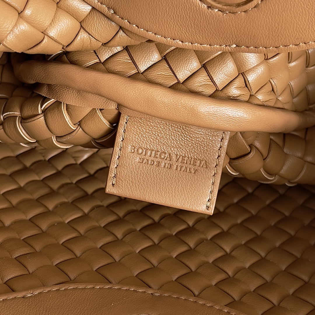 BOTTEGA VENETA NEW MINI COBBLE A coleção mini Cobble desta estação traz-lhe um saco com corpo inteiro em forma de "tesouro" para lhe dar sorte durante o outono e o inverno! O saco mini Cobble é fabricado a partir de três peças de algodão laminado e tem um corpo sem forro para uma resistência silenciosa. O saco foi cuidadosamente concebido para criar um aspeto tridimensional e as articulações e os rebordos são rematados com tiras de pele de borrego para um aspeto minimalista. O saco não é forrado, para que possa desfrutar da pele de borrego por dentro e por fora. Pode ser usada ao ombro ou a tiracolo!Modelo n.º: 805739Tamanho: 23*11*8cm