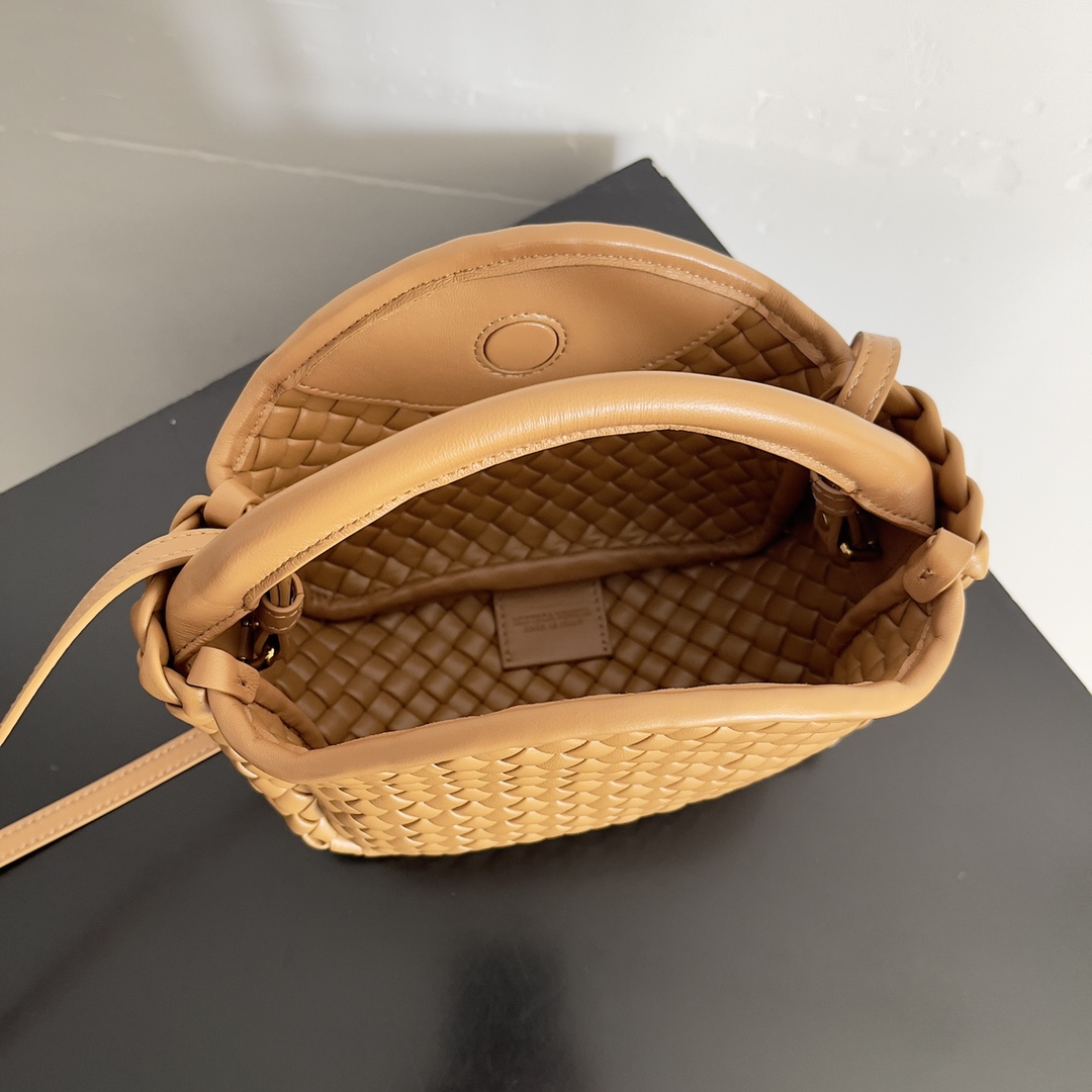 BOTTEGA VENETA NUEVO MINI COBBLE La colección mini Cobble de esta temporada le trae un bolso tote de cuerpo entero en forma de "tesoro" ¡para darle buena suerte durante todo el otoño y el invierno! El bolso mini Cobble está fabricado con tres piezas de algodón laminado y tiene el cuerpo sin forro para una resistencia silenciosa. El bolso se ha diseñado cuidadosamente para crear un aspecto tridimensional, y las uniones y los bordes están acabados con tiras de piel de cordero para un aspecto minimalista. El bolso no está forrado, por lo que podrá disfrutar de la piel de cordero por dentro y por fuera. ¡Llévelo al hombro o cruzado! Nº de modelo: 805739Tamaño: 23*11*8cm-Fábrica de alta costura