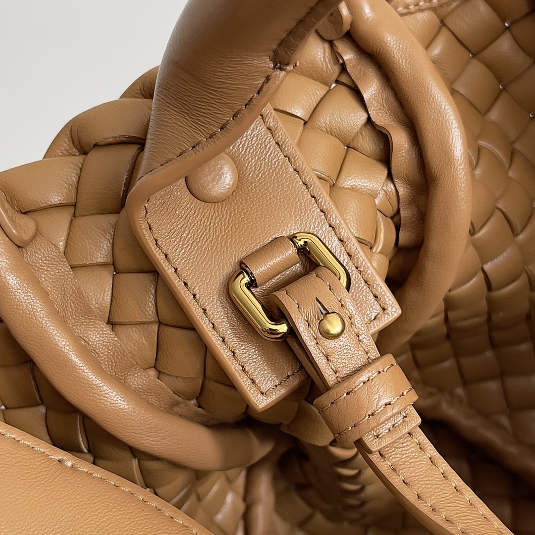 BOTTEGA VENETA NUEVO MINI COBBLE La colección mini Cobble de esta temporada le trae un bolso tote de cuerpo entero en forma de "tesoro" ¡para darle buena suerte durante todo el otoño y el invierno! El bolso mini Cobble está fabricado con tres piezas de algodón laminado y tiene el cuerpo sin forro para una resistencia silenciosa. El bolso se ha diseñado cuidadosamente para crear un aspecto tridimensional, y las uniones y los bordes están acabados con tiras de piel de cordero para un aspecto minimalista. El bolso no está forrado, por lo que podrá disfrutar de la piel de cordero por dentro y por fuera. ¡Llévelo al hombro o cruzado! Nº de modelo: 805739Tamaño: 23*11*8cm-Fábrica de alta costura