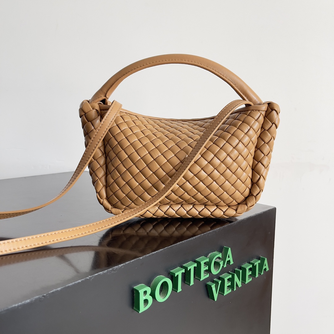 BOTTEGA VENETA NEW MINI COBBLE BAGS This season's mini Cobble series brings the handbag, a full-style bag with a cool body in the shape of a "treasure" to give you good luck throughout the fall and winter! The mini Cobble is made from three pieces of laminated cotton and is unlined to reveal the quiet strength of the bag. The bag has been carefully designed to create a three-dimensional look, and the joints and edges are embellished with strips of lambskin to create a sense of simplicity. The bag is not lined, so you can directly appreciate the consistency of the lambskin inside and out. The top handle of the bag is made of leather-covered rope, which creates a very sturdy and strong structure. Carry over the shoulder or crossbody!Model No.: 805739Size: 23*11*8cm