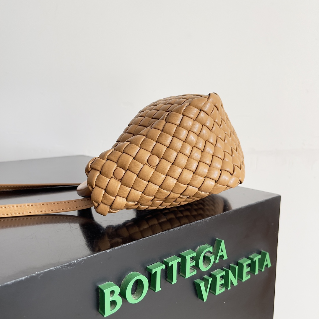 图片[2]-BOTTEGA VENETA迷你COBBLE元宝包 本季mini Cobble系列带来了手提包这一全式包身酷似“元宝”形状给你整个秋冬的好运加持!这款元宝包由三块夹棉打造而成包身一体无衬里彰显安静的力量手袋经过精心设计打造出立体感连接处及边缘通过小羊皮皮条的润饰打造简约感手袋不另设内衬可直接欣赏到表里如一的小羊皮内外皆美这款手提包顶部的手柄由皮革包裹的绳索打造相当结实可拆卸的肩带由手袋内的皮革环扣固定可手提肩背或斜挎超好搭配!
款号：805739
尺寸：23*11*8cm-高仿包包