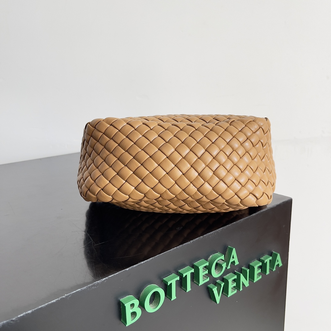 BOTTEGA VENETA NEW MINI COBBLE BAGS This season's mini Cobble series brings the handbag, a full-style bag with a cool body in the shape of a "treasure" to give you good luck throughout the fall and winter! The mini Cobble is made from three pieces of laminated cotton and is unlined to reveal the quiet strength of the bag. The bag has been carefully designed to create a three-dimensional look, and the joints and edges are embellished with strips of lambskin to create a sense of simplicity. The bag is not lined, so you can directly appreciate the consistency of the lambskin inside and out. The top handle of the bag is made of leather-covered rope, which creates a very sturdy and strong structure. Carry over the shoulder or crossbody!Model No.: 805739Size: 23*11*8cm