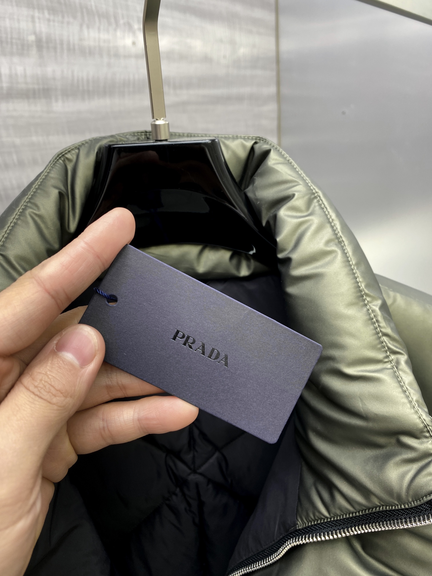 ¡p1360 Taiwán Yi que los comerciantes de bienes de línea 2024 otoño e invierno nuevo Prada Milano hombres de negocios casual de cuello alto abajo chaqueta chaqueta tecnología valor funcional de un alto valor de una chaqueta de Japón Toray ordenó propiedades de la tela de primera clase dureza y muy resistente al desgaste, al mismo tiempo con una funcionalidad superior a prueba de viento lluvia y la nieve efecto transpirabilidad es también bueno anti-perforación efecto es muy significativo! ¡Forro de selección de la parte superior de Hungría - Hordobagi ganso blanco hacia abajo extraído del vientre del ganso blanco de alta calidad Yuduo terciopelo diámetro de 53MM esponjosidad y terciopelo contenido es muy alto nivel de resiliencia superior super estándar europeo del medio ambiente sin olor efecto de temperatura de bloqueo y excelente calidez! ¡En general, sólo a los tejidos y la artesanía para ganar la simplicidad es la máxima expresión también se puso en marcha el temperamento y el gusto del reino más alto del pecho decorado con un metal clásico logotipo de la placa triangular pertenece a la identidad de bajo perfil manifestación de lujo! ¡Detalles exquisitos exquisitos materiales auxiliares Departamento de exclusivos invitados personalizados fase de producto de primera clase color a juego luz madura introvertido y compatibilidad básica versátil es muy buena franja de edad es muy amplia en la parte superior del cuerpo seco completo trabajo de negocios y fuera de la calle ocio perfecto ambos pertenecen a la usabilidad es muy alta de una chaqueta! Color: negro Tamaño: M L XL XXL XXXL Datos de tamaño: Datos de tamaño: M código: pecho 112cm-anchura del hombro 46cm-longitud de la ropa 66cm-longitud de la manga 62cmmL código: pecho 116cm-anchura del hombro 46cm-longitud de la ropa 67cm-longitud de la manga 63cm XXL código: pecho 120cm-anchura del hombro 47cm-longitud de la ropa 68cm-longitud de la manga 64cm XXL código: pecho 124cm-anchura del hombro 48cm-longitud de la manga 64cm XXL código: pecho 124cm-anchura del hombro 48cm-longitud de la camiseta 69cm-longitud de la manga 65cmXXXL código: busto 128cm-anchura del hombro 49cm-longitud de la camiseta 70cm-longitud de la manga 66cm-fábrica de alta costura