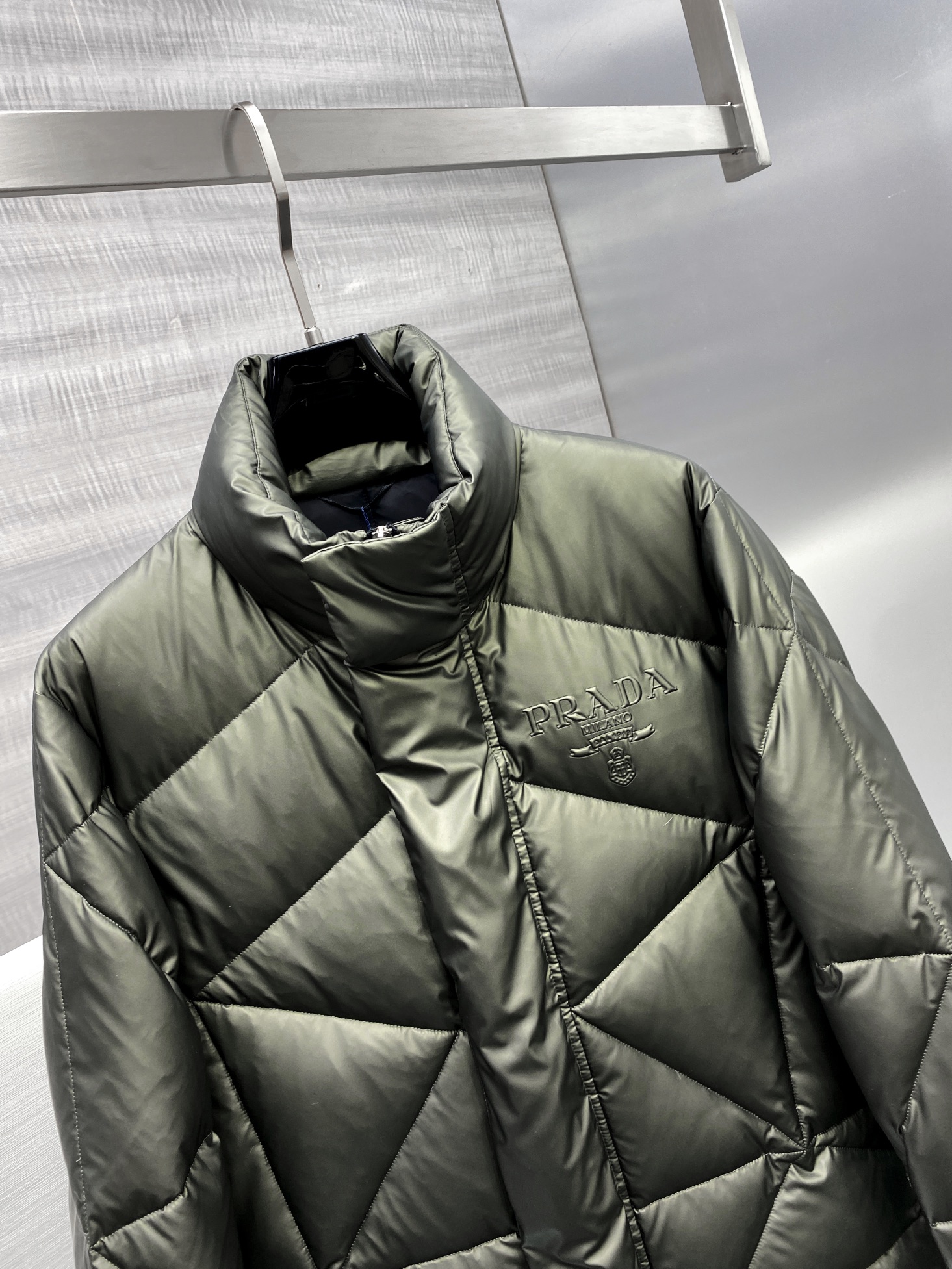 Photo [4]-p1360 Taiwan Yi than the traders line goods 2024 autumn and winter new Prada Milano men's business casual stand-up collar down jacket technology functionality value of a high value of a down jacket Japan Toray custom fabric properties first-class toughness and very wear-resistant at the same time with superior functional windproof rain and snow effect breathability is also good anti-drilling down effect is very significant ! Sélection de la doublure en Hongrie - duvet d'oie blanche Hordobagi extrait du ventre de l'oie blanche, velours Yuduo de haute qualité, diamètre de 53 mm, fluidité et teneur en velours très élevés, résilience supérieure, niveau environnemental supérieur aux normes européennes, sans odeur, effet de verrouillage de la température et excellente chaleur ! Dans l'ensemble, seuls les tissus et l'artisanat gagnent la simplicité est la plus haute expression est également mettre en valeur le tempérament et le goût de la plus haute sphère de la poitrine décorée avec une plaque métallique triangulaire classique logo appartient à l'identité de la manifestation de luxe discret ! Détails exquis exquis matériaux auxiliaires Département de produit invité personnalisé exclusif phase de première classe correspondance des couleurs léger mature introverti et de base polyvalent compatibilité est très bon âge span est très large sur le haut du corps sec plein travail d'affaires et hors de la rue loisirs parfait tous les deux appartiennent à la portabilité est très élevé d'une veste ! Couleur : noir Taille : M L XL XXL XXXL Données de taille : Données de taille : M code : poitrine 112cm-largeur épaule 46cm-longueur vêtement 66cm-longueur manche 62cmmL code : poitrine 116cm-largeur épaule 46cm-longueur vêtement 67cm-longueur manche 63cm XXL code : poitrine 120cm-largeur épaule 47cm-longueur vêtement 68cm-longueur manche 64cm XXL code : poitrine 124cm-largeur épaule 48cm-longueur manche 64cm XXL code : poitrine 124cm-largeur épaule 48cm-longueur manche 64cm XXL code : poitrine 124cm-largeur épaule 48cm-longueur manche 64cm XXL code : poitrine 124cm-largeur épaule 48cm-longueur manche 64cm XXL code : poitrine 124cm-largeur épaule 48cm-longueur manche 64cm XXL 124cm-largeur d'épaule 48cm-longueur de vêtement 69cm-longueur de manche 65cmXXXL code : poitrine 128cm-largeur d'épaule 49cm-longueur de vêtement 70cm-longueur de manche 66cm-high replica bags