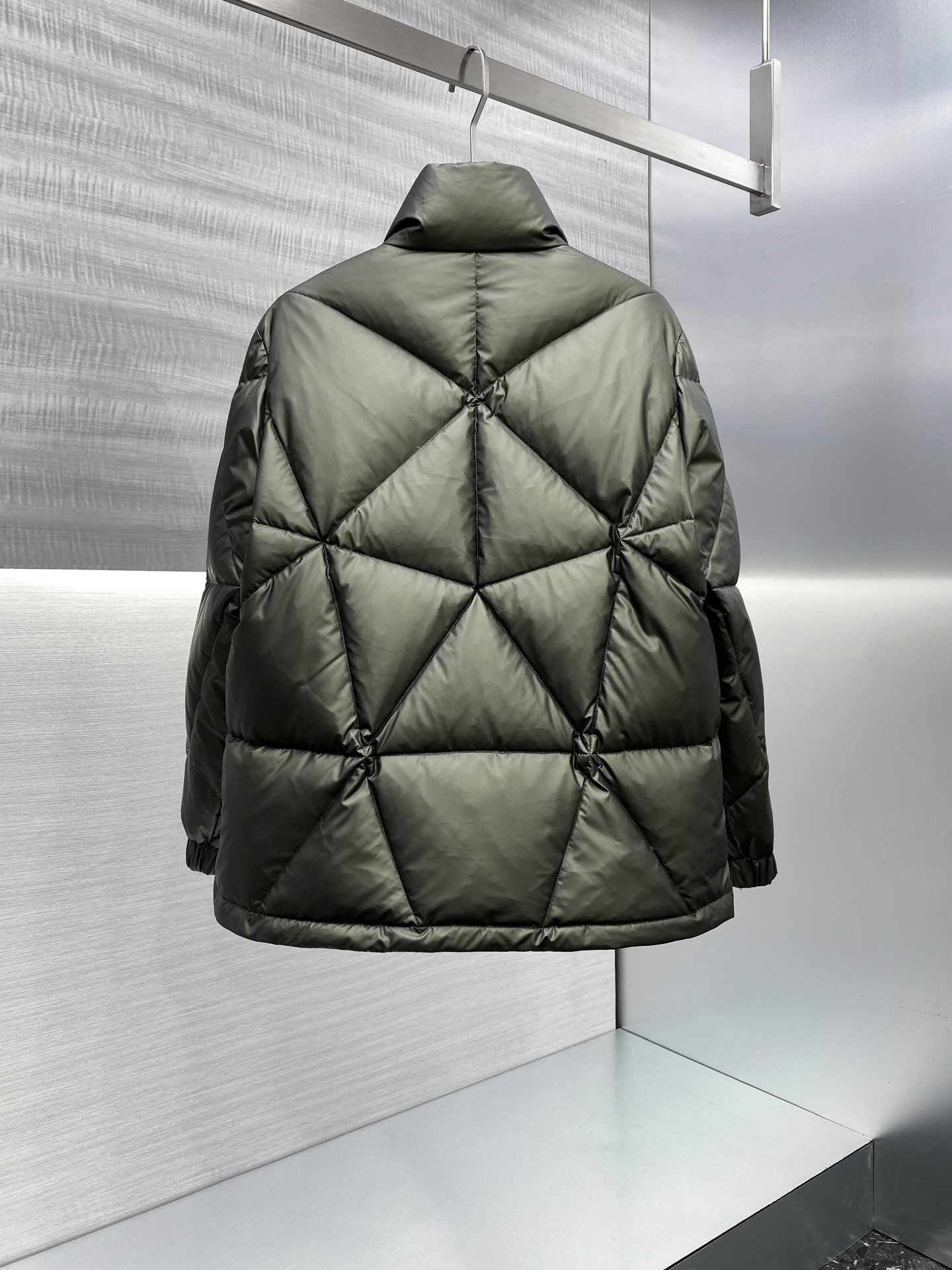 Photo [11]-p1360 Taiwan Yi than the traders line goods 2024 autumn and winter new Prada Milano men's business casual stand-up collar down jacket technology functional value of a high value of a down jacket Japan Toray custom fabric properties first-class toughness and very wear-resistant at the same time with superior functional windproof rain and snow effect breathability is also good anti-drilling down effect is very significant ! Sélection de la doublure en Hongrie - duvet d'oie blanche Hordobagi extrait du ventre de l'oie blanche, velours Yuduo de haute qualité, diamètre de 53 mm, fluidité et teneur en velours très élevés, résilience supérieure, niveau environnemental supérieur aux normes européennes, sans odeur, effet de verrouillage de la température et excellente chaleur ! Dans l'ensemble, seuls les tissus et l'artisanat gagnent la simplicité est la plus haute expression est également mettre en valeur le tempérament et le goût de la plus haute sphère de la poitrine décorée avec une plaque métallique triangulaire classique logo appartient à l'identité de la manifestation de luxe discret ! Détails exquis exquis matériaux auxiliaires Département de produit invité personnalisé exclusif phase de première classe correspondance des couleurs léger mature introverti et de base polyvalent compatibilité est très bon âge span est très large sur le haut du corps sec plein travail d'affaires et hors de la rue loisirs parfait tous les deux appartiennent à la portabilité est très élevé d'une veste ! Couleur : noir Taille : M L XL XXL XXXL Données de taille : Données de taille : M code : poitrine 112cm-largeur épaule 46cm-longueur vêtement 66cm-longueur manche 62cmmL code : poitrine 116cm-largeur épaule 46cm-longueur vêtement 67cm-longueur manche 63cm XXL code : poitrine 120cm-largeur épaule 47cm-longueur vêtement 68cm-longueur manche 64cm XXL code : poitrine 124cm-largeur épaule 48cm-longueur manche 64cm XXL code : poitrine 124cm-largeur épaule 48cm-longueur manche 64cm XXL code : poitrine 124cm-largeur épaule 48cm-longueur manche 64cm XXL code : poitrine 124cm-largeur épaule 48cm-longueur manche 64cm XXL code : poitrine 124cm-largeur épaule 48cm-longueur manche 64cm XXL 124cm-largeur d'épaule 48cm-longueur de vêtement 69cm-longueur de manche 65cmXXXL code : poitrine 128cm-largeur d'épaule 49cm-longueur de vêtement 70cm-longueur de manche 66cm-high replica bags