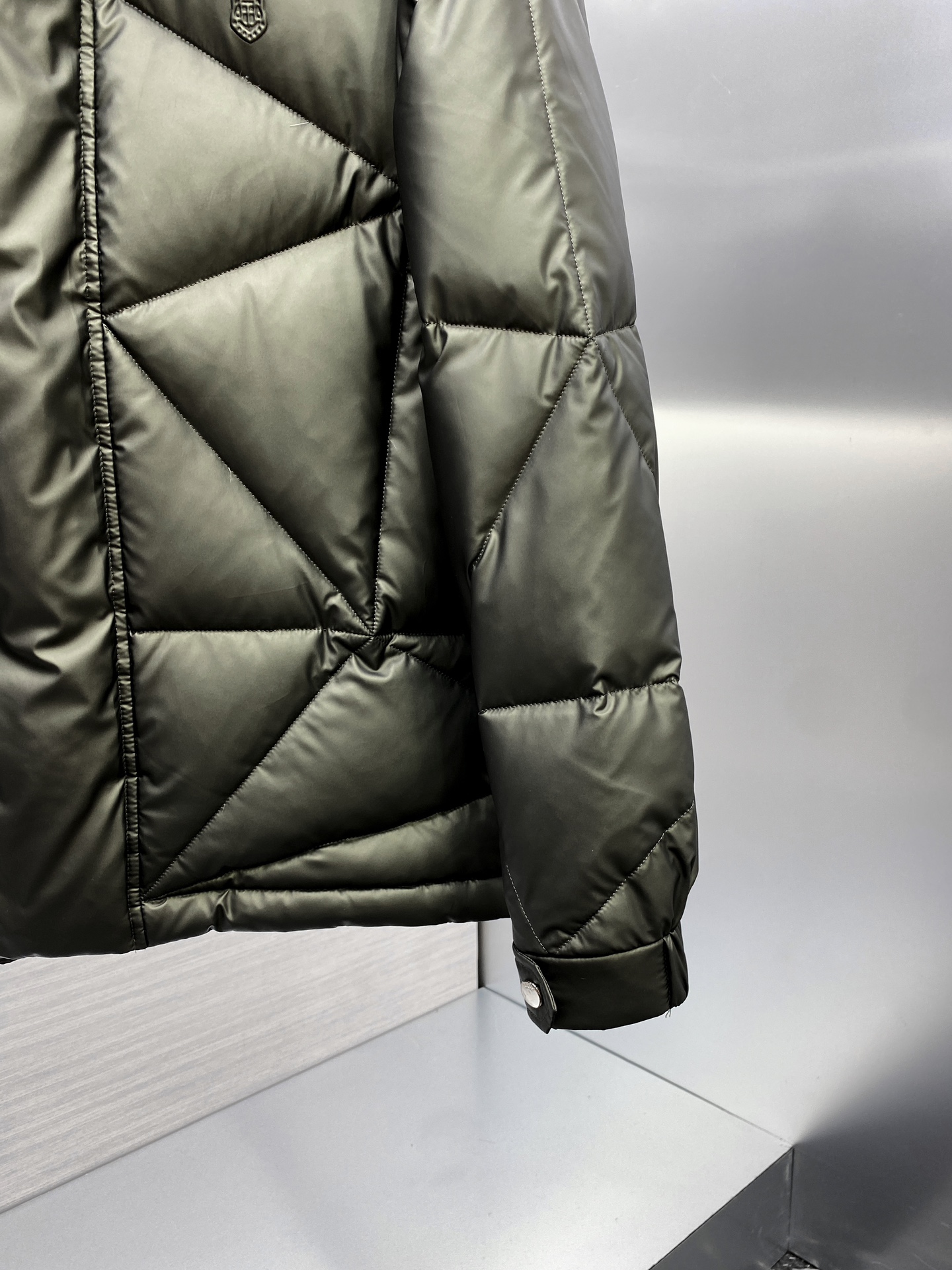 Photo [8]-p1360 Taiwan Yi than the traders line goods 2024 autumn and winter new Prada Milano men's business casual stand-up collar down jacket technology functional value is extremely high a down jacket Japan Toray ordered fabric properties first-class toughness and very wear-resistant at the same time with superior functional windproof rain and snow effect breathability is also good anti-drilling down effect is very significant ! La sélection de la doublure en Hongrie - duvet d'oie blanche Hordobagi extrait du ventre de l'oie blanche, velours Yuduo de haute qualité, diamètre de 53 mm, fluidité et contenu de velours très élevé, résilience supérieure, niveau environnemental super standard européen, sans odeur, effet de verrouillage de la température et excellente chaleur ! Dans l'ensemble, seuls les tissus et l'artisanat permettent de gagner l'expression la plus simple et la plus élevée, mais aussi de mettre en valeur le tempérament et le goût de la plus haute sphère de la poitrine décorée d'une plaque métallique triangulaire classique, le logo appartient à l'identité de la manifestation du luxe discret ! Détails exquis exquis matériaux auxiliaires Département de produit invité personnalisé exclusif phase de première classe correspondance des couleurs léger mature introverti et de base polyvalent compatibilité est très bon âge span est très large sur le haut du corps sec plein travail d'affaires et hors de la rue loisirs parfait tous les deux appartiennent à la portabilité est très élevé d'une veste ! Couleur : noir Taille : M L XL XXL XXXL Données de taille : Données de taille : M code : poitrine 112cm-largeur épaule 46cm-longueur vêtement 66cm-longueur manche 62cmmL code : poitrine 116cm-largeur épaule 46cm-longueur vêtement 67cm-longueur manche 63cm XXL code : poitrine 120cm-largeur épaule 47cm-longueur vêtement 68cm-longueur manche 64cm XXL code : poitrine 124cm-largeur épaule 48cm-longueur manche 64cm XXL code : poitrine 124cm-largeur épaule 48cm-longueur manche 64cm XXL code : poitrine 124cm-largeur épaule 48cm-longueur manche 64cm XXL code : poitrine 124cm-largeur épaule 48cm-longueur manche 64cm XXL code : poitrine 124cm-largeur épaule 48cm-longueur manche 64cm XXL 124cm-largeur d'épaule 48cm-longueur de vêtement 69cm-longueur de manche 65cmXXXL code : poitrine 128cm-largeur d'épaule 49cm-longueur de vêtement 70cm-longueur de manche 66cm-high replica bags