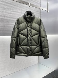 p1360 Taiwan Yi than the traders line goods 2024 autumn and winter new Prada Milano men's business casual stand-up collar down jacket technology functional value of a high value of a down jacket Japan Toray ordered fabric properties first-class toughness and very wear-resistant at the same time with superior functionality windproof rain and snow effect breathability is also good anti-drilling effect is very significant ! La sélection de la doublure de la Hongrie supérieure - Hordobagi blanc duvet d'oie extrait du ventre de l'oie blanche de haute qualité Yuduo velours diamètre de 53MM duveteux et le contenu de velours est très élevé résilience supérieure super norme européenne niveau environnemental sans odeur verrouillage effet de la température et excellente chaleur ! Dans l'ensemble, seuls les tissus et l'artisanat gagnent la simplicité est la plus haute expression est également mettre en valeur le tempérament et le goût de la plus haute sphère de la poitrine décorée avec une plaque métallique triangulaire classique logo appartient à l'identité de la manifestation de luxe discret ! Détails exquis exquis matériaux auxiliaires Département de produit invité personnalisé exclusif phase de première classe correspondance des couleurs léger mature introverti et de base polyvalent compatibilité est très bon âge span est très large sur le haut du corps sec plein travail d'affaires et hors de la rue loisirs parfait tous les deux appartiennent à la portabilité est très élevé d'une veste ! Couleur : noir Taille : M L XL XXL XXXL Données de taille : Données de taille : M code : poitrine 112cm-largeur épaule 46cm-longueur vêtement 66cm-longueur manche 62cmmL code : poitrine 116cm-largeur épaule 46cm-longueur vêtement 67cm-longueur manche 63cm XXL code : poitrine 120cm-largeur épaule 47cm-longueur vêtement 68cm-longueur manche 64cm XXL code : poitrine 124cm-largeur épaule 48cm-longueur manche 64cm XXL code : poitrine 124cm-largeur épaule 48cm-longueur manche 64cm XXL code : poitrine 124cm-largeur épaule 48cm-longueur manche 64cm XXL code : poitrine 124cm-largeur épaule 48cm-longueur manche 64cm XXL code : poitrine 124cm-largeur épaule 48cm-longueur manche 64cm XXL 124cm-largeur d'épaule 48cm-longueur de vêtement 69cm-longueur de manche 65cmXXXL code : poitrine 128cm-largeur d'épaule 49cm-longueur de vêtement 70cm-longueur de manche 66cm-high replica bags