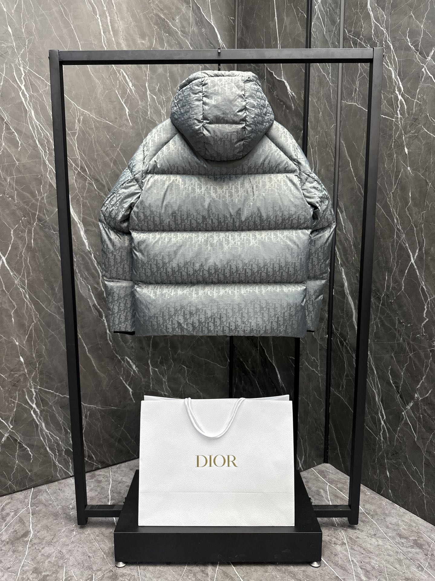 P1360 Dior CD Diorテックファブリック 斜めプリントフードダウンジャケット。中わたはグースダウン。スーパーフル。冬のための一着。ディオールの伝統に敬意を表し、同系色のObliqueプリントを施したテクノジャカード製のダウンジャケット。 カジュアルでありながらスタイリッシュなこのアイテムは、防風コンプレッションジッパーで開閉し、中わたには暖かいグースダウンを使用。-防風コンプレッションファスナーDiorロゴ刻印入りジップファスナー ・サイドにパッチポケットと内ポケット ・中綿：90%ホワイトグースダウン 10%ホワイトグースフェザー ・素材：100%ナイロン（トリムを除く） ・素材2 100%ナイロン、刺繍 ・素材3 100%ナイロン、刺繍 ・素材4 100%ナイロン、刺繍 ・素材50%ナイロン。50% PVC素材3 100%ポリエステル-イタリア製サイズ : 48-56ブラック/グレー-ハイファッションバッグ