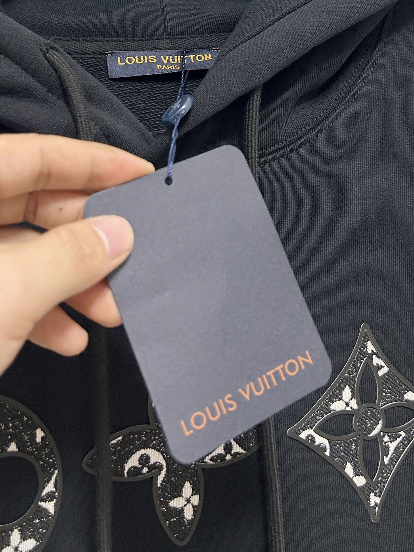 P620LouisVuitton Louis Vuitton 2024FW Otoño e Invierno Nueva Sudadera Casual con Capucha Teñido a Medida Suave Nube de Algodón Cereza Tejido al Aire tan suave como las nubes Cómodo y pegado a la piel El uso de bordados a máquina importados ojos de fénix El uso de avanzados sistemas de control informático y componentes mecánicos de precisión Alta precisión Tejidos suaves y delicados han sido vertidos y lavados Mejor tacto y textura No es fácil de deformar No es fácil de encoger No es fácil de desteñir Mantiene una belleza duradera de los dos colores Beige Negro ........................... .............................. ...❥❥∙Talla: M-XXL-Fábrica de alta costura