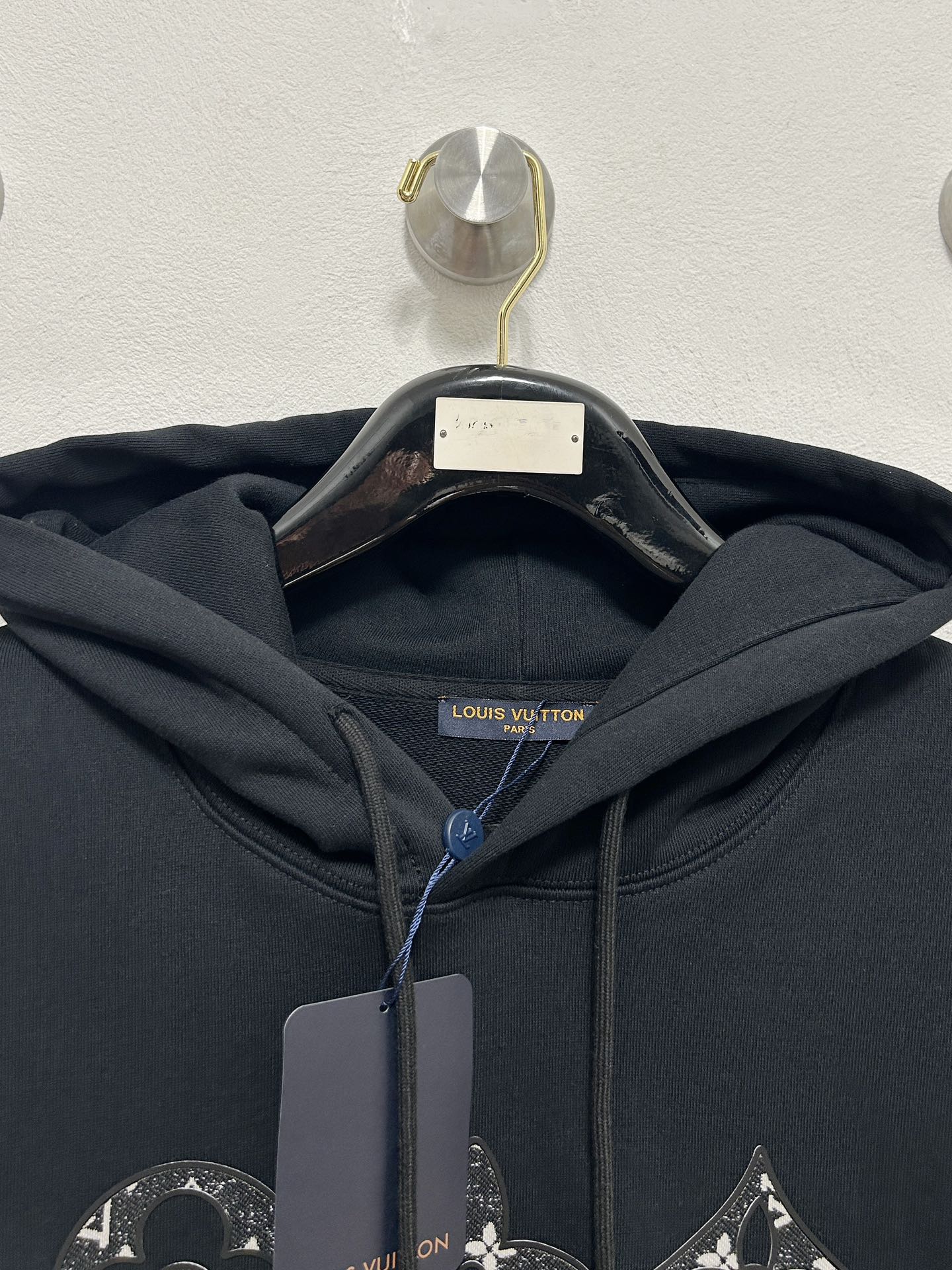 Image [3]-P620LouisVuitton 2024FW automne et hiver nouveau casual sweatshirt à capuche sur mesure teinture doux nuage coton Chi-air tissage aussi doux que les nuages confortable et proche de la peau à l'aide de la machine importée broderie yeux de phénix à l'aide de systèmes de contrôle informatique de pointe et des composants mécaniques de précision ligne de haute précision lisse et délicate tissus sont lavés se sentir mieux texture pas facile à déformer pas facile à rétrécir pas facile à se décolorer garder le Deux couleurs : Beige Noir ........................... .............................. ...❥❥∙Size : M-XXL-High Faux Sacs