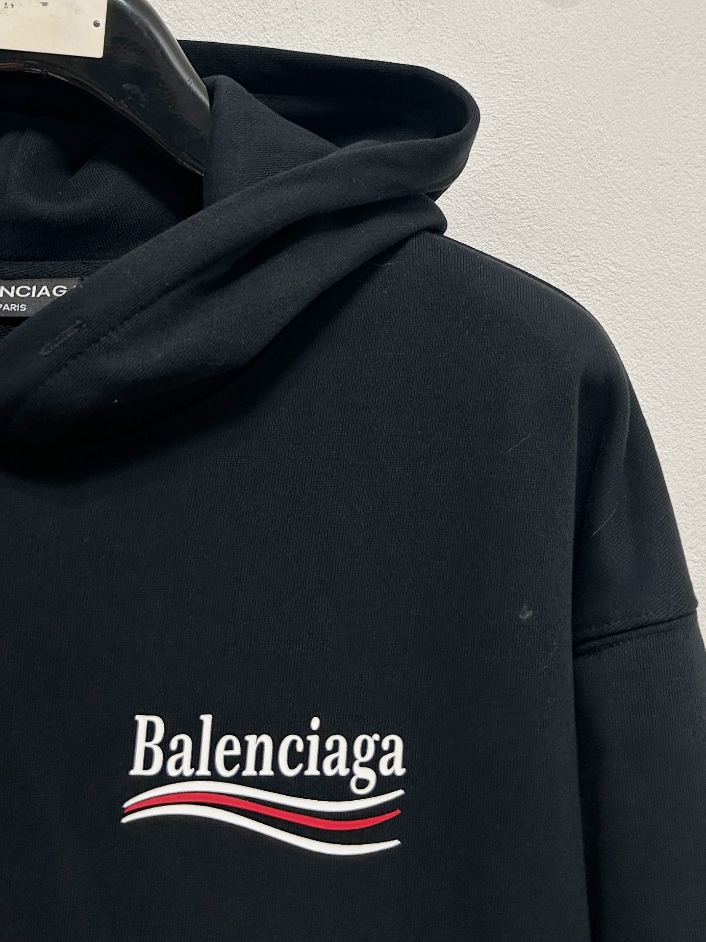 图片[4]-P620
 BALENCIAGA 巴黎世家 2024FW秋冬新品
休闲连帽卫衣定制定染柔云棉绮空气织如云朵般轻柔 舒适贴肤 采用进口机绣花凤眼 使用先进的计算机控制系统和精密的机械部件  精度高 线条流畅而细腻面料都经过浇洗 手感质感更佳 不易变形 不易缩水 不易褪色 保持长久的美观

两色 ：米色 黑色

……………………………………………………
❥∙Size：M-XXL-高仿包包