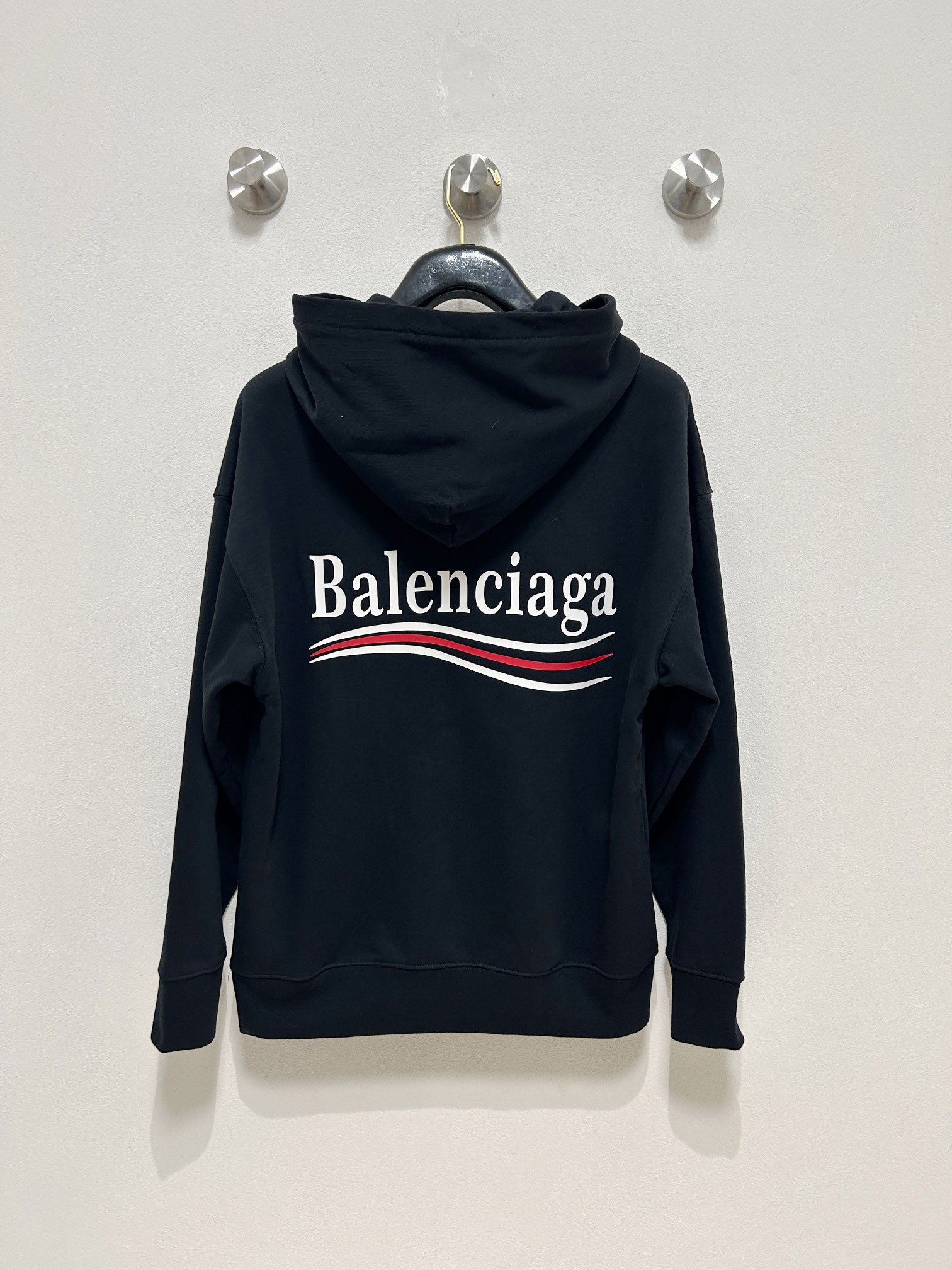 图片[2]-P620
 BALENCIAGA 巴黎世家 2024FW秋冬新品
休闲连帽卫衣定制定染柔云棉绮空气织如云朵般轻柔 舒适贴肤 采用进口机绣花凤眼 使用先进的计算机控制系统和精密的机械部件  精度高 线条流畅而细腻面料都经过浇洗 手感质感更佳 不易变形 不易缩水 不易褪色 保持长久的美观

两色 ：米色 黑色

……………………………………………………
❥∙Size：M-XXL-高仿包包