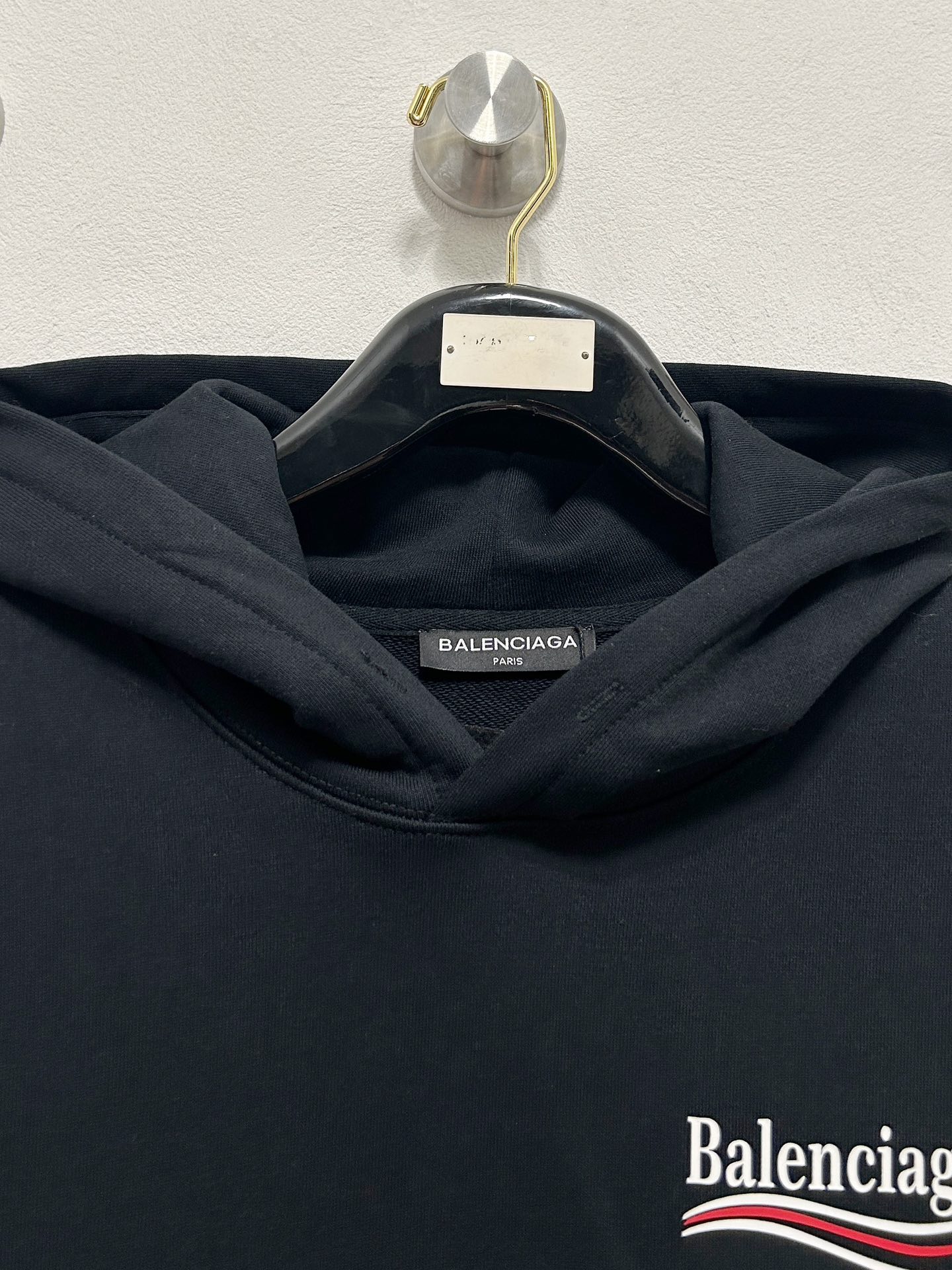 P620 BALENCIAGA Parisienne 2024FW Otoño & Invierno Nuevos ProductosCasual sudadera con capucha teñido personalizado suave nube de algodón Cherry Air Weave tan suave como las nubes Cómodo para la piel El uso de la máquina importada bordado ojos de fénix El uso de avanzados sistemas de control por ordenador y componentes mecánicos de precisión De alta precisión de línea de tejidos lisos y delicados se han lavado para sentir la textura de la mano mejor no es fácil de deformar no es fácil de encoger no es fácil de desvanecerse para mantener un largo tiempo hermosoDos colores: Beige Negro.............................. ..............................❥∙Talla：M-XXL