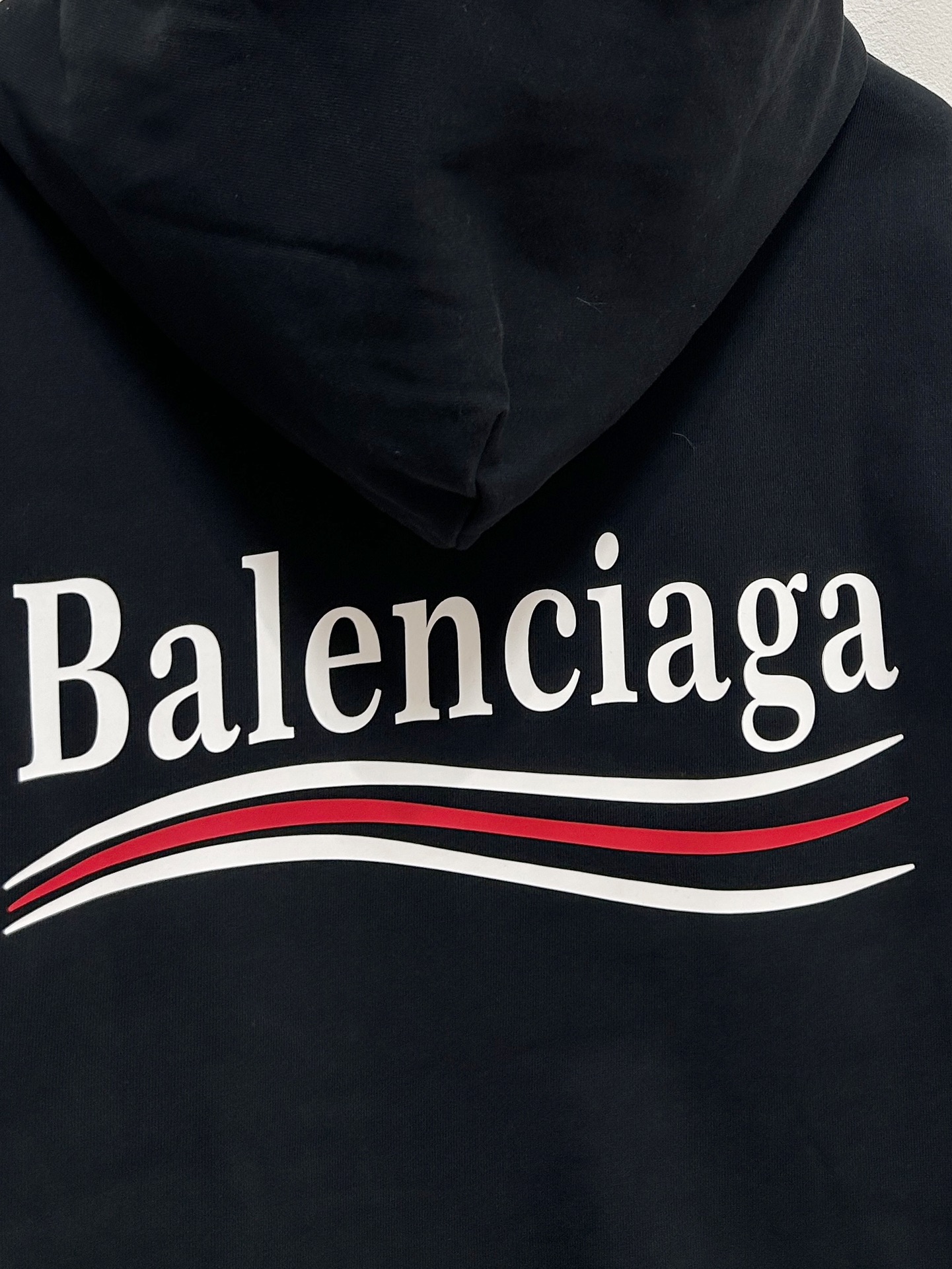 P620 BALENCIAGA Parisienne 2024FW outono & inverno Novos produtosCamisola com capuz casual Tingida à medida Nuvem macia Algodão Cherry Air Tecido tão macio como as nuvens Confortável para a pele O uso de bordados à máquina importados olhos de fénix O uso de sistemas avançados de controlo por computador e componentes mecânicos de precisão Linha de alta precisão tecidos lisos e delicados foram lavados para sentir a textura da mão melhor não é fácil de deformar não é fácil de encolher não é fácil de desvanecer para manter um longo tempo bonitoDuas cores: Bege Preto.............................. ..............................❥∙Tamanho：M-XXL