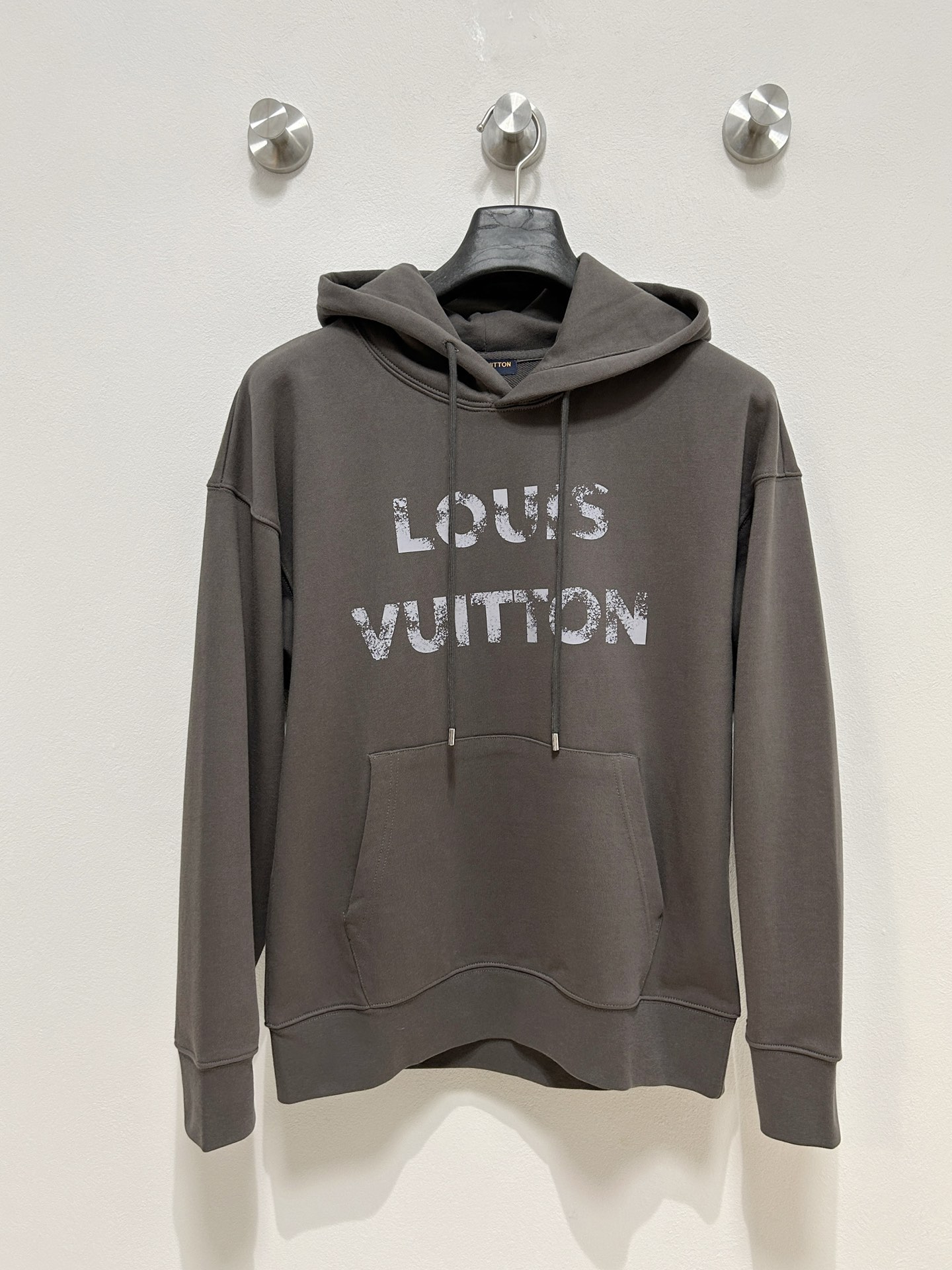 P620LouisVuitton Louis Vuitton 2024FW Otoño e Invierno Nueva Sudadera Casual con Capucha Teñido a Medida Suave Nube de Algodón Cereza Tejido al Aire tan suave como las nubes Cómodo y pegado a la piel El uso de bordados a máquina importados ojos de fénix El uso de avanzados sistemas de control informático y componentes mecánicos de precisión Alta precisión Tejidos suaves y delicados han sido vertidos y lavados Mejor tacto y textura No es fácil de deformar No es fácil de encoger No es fácil de desteñir Mantiene una belleza duradera de los dos colores Beige Negro ........................... .............................. ...❥❥∙Talla: M-XXL-Fábrica de alta costura