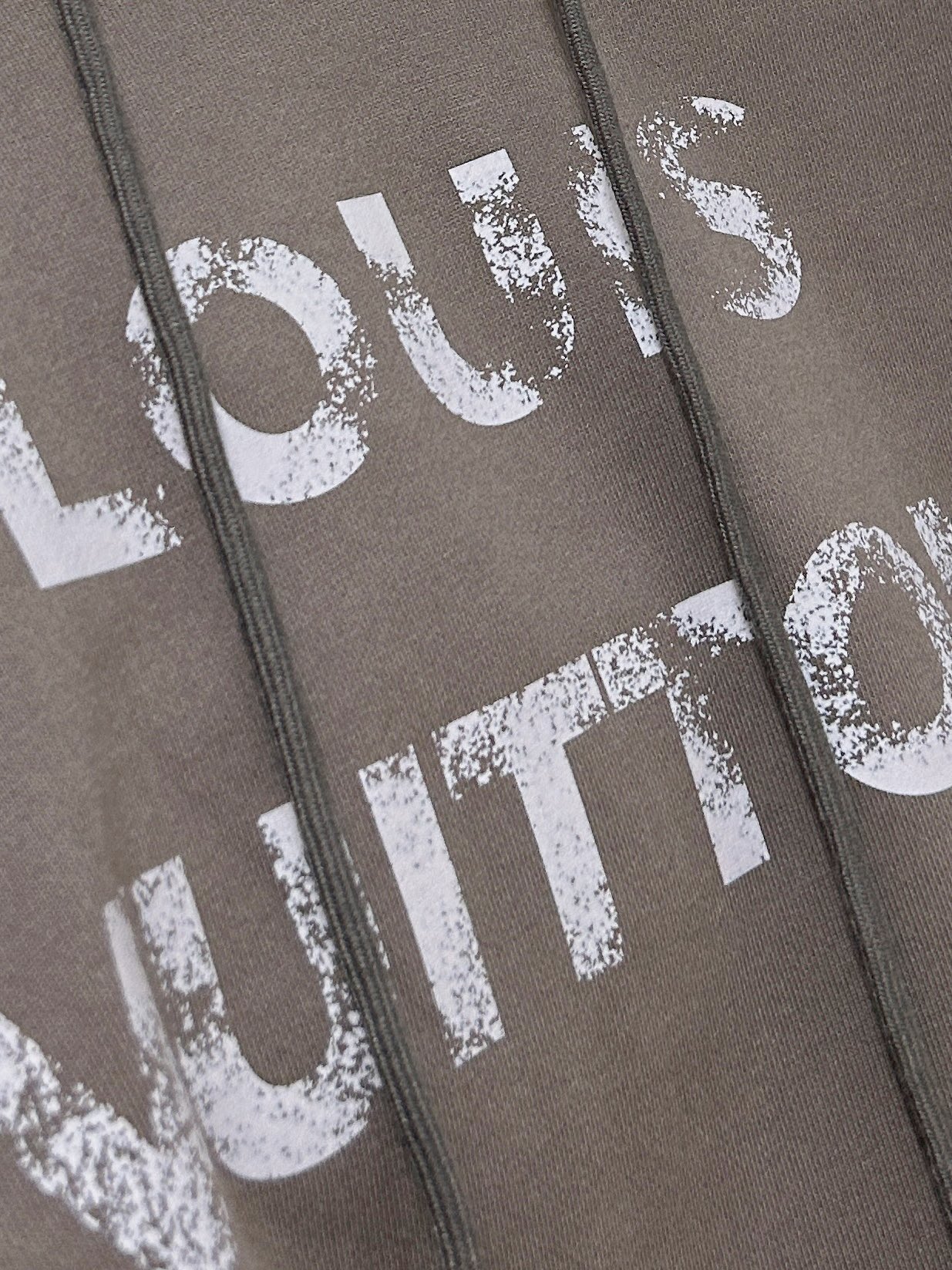 P620LouisVuitton Louis Vuitton 2024FW Autumn and Winter New Casual Hooded Sweatshirt Custom Dyeing Soft Cloud Cotton Cherry Air Weave as soft as clouds Comfortable and close to the skin The use of imported machine embroidery phoenix eyes The use of advanced computer control systems and precision mechanical components High accuracy Smooth and delicate fabrics have been poured and washed Better feel and texture Not easy to deform Not easy to shrink Not easy to fade Maintain a long-lasting beauty of the two colours Beige Noir ........................... .............................. ...❥❥∙Size : M-XXL-High Faux Sacs