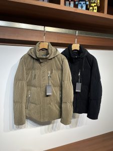 P1520 Zegna 24FW Winter Windproof Corduroy Patchwork Hooded Detachable Down Jacket メンズ クラシックファッション 暖かいジップジャケット ダウンジャケット！      世界的に有名なラグジュアリーブランドとして、そのユニークなデザインと高い品質で常に求められてきたZzファミリー！今年の秋冬メンズウェア・コレクションの新作ジャケットは、ファッション分野におけるZzファミリーの卓越性を改めて証明している！      このジャケットの機能的でトレンディなデザインは、トレンドのシンプルさと現代性の追求を見事に体現している！輸入ナイロン・スパンデックス混紡生地を使用しており、耐久性、防シワ・防縮性に優れているだけでなく、表面はきめ細かく光沢がある！また、防風性と撥水性にも優れており、寒い天候でもドライで快適な着心地を保ちます！裏地にはホワイトグースダウンを90％使用しているので、快適で暖かく、かさばらないので、フォーマルなイベントでもカジュアルなイベントでも、自信を持って華やかに着こなせます！      高品質でファッショナブルな服をお探しなら、このジャケットは間違いなく男性のマスト・アイテムです。 このジャケットを着て、あなたのユニークなファッション・アティチュードの輪郭を描き、群衆の注目の的になってください！カラー：ブラックカーキ サイズ：48-56 サイズ：48：肩幅49 胸囲116 袖丈64 着丈6950：肩幅50 胸囲120 袖丈65 着丈7052：肩幅51 胸囲124 袖丈66 着丈7154：肩幅52 胸囲128 袖丈67 着丈7256：肩幅53 胸囲132 袖丈68 着丈73