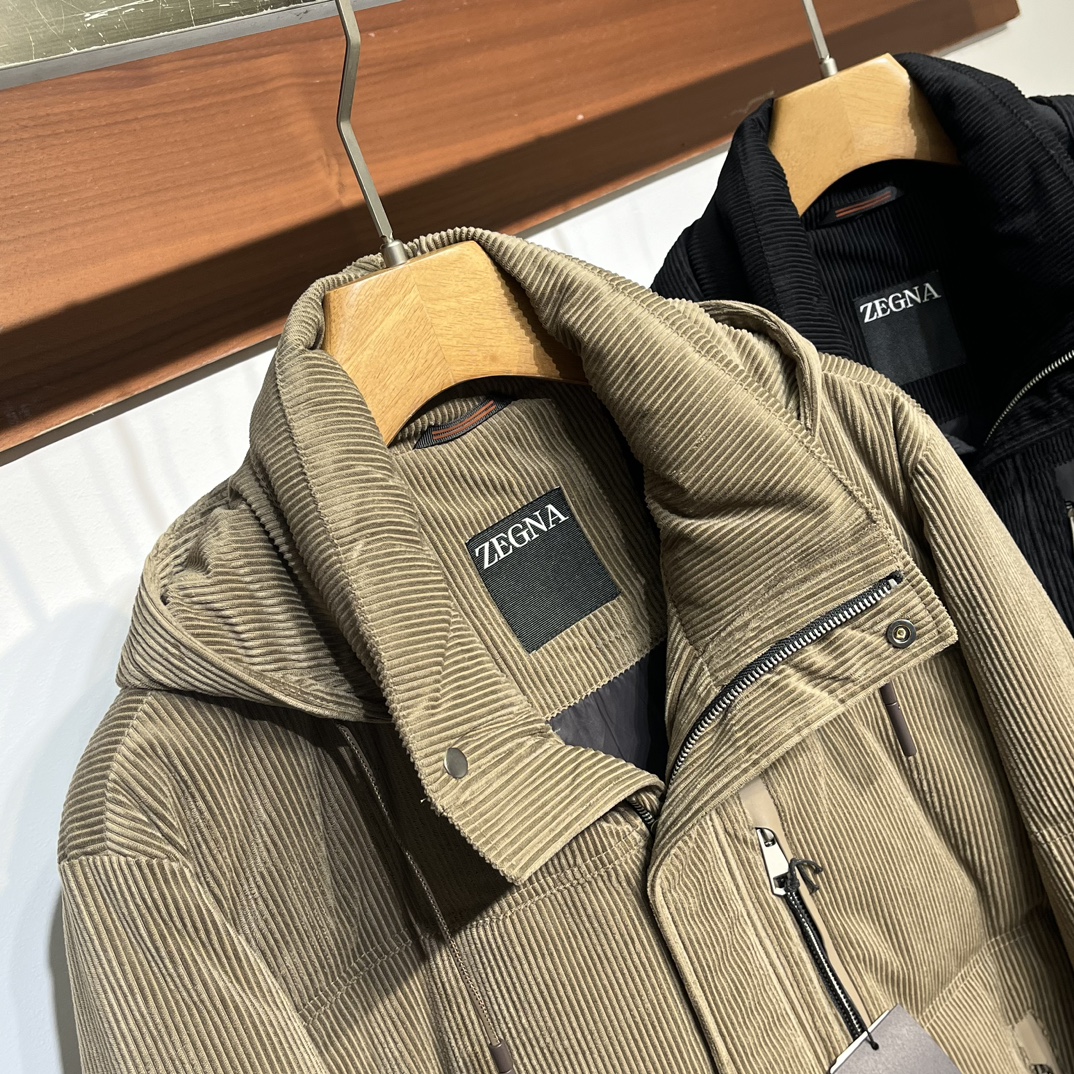 P1520 Zegna 24FW Casaco de veludo cotelê à prova de vento de inverno com capuz destacável Casaco de penas para homem Moda clássica Casaco de penas com fecho de correr quente!      A família Zz, como uma marca de luxo de renome mundial, sempre foi procurada por seu design exclusivo e alta qualidade! Este ano, o novo casaco da coleção outono/inverno para homem demonstra mais uma vez a excelência da família Zz no domínio da moda!      O design funcional e moderno do casaco é um exemplo perfeito da procura da simplicidade e da modernidade da moda! É feito de tecido de mistura de nylon e spandex importado que não só tem boa durabilidade e desempenho antirrugas e anti-encolhimento, como também tem uma superfície fina e brilhante! Tem também uma excelente repelência ao vento e à água para o manter seco e confortável no tempo frio! O forro de penugem de ganso branco a 90% torna este casaco confortável e quente e não parece volumoso, para que possa estar confiante e glamoroso quer vá a um evento formal ou casual!      Se procura vestuário de alta qualidade e na moda, este casaco é definitivamente um must-have para homem. Use-o para mostrar a sua atitude única na moda e torne-se o centro das atenções da multidão! Cor: Preto Cáqui Tamanho: 48-56 Tamanho: 48: Largura do ombro 49 Tórax 116 Comprimento da manga 64 Comprimento 6950: Largura do ombro 50 Tórax 120 Comprimento da manga 65 Comprimento 7052: Largura do ombro 51 Tórax 124 Comprimento da manga 66 Comprimento 7154: Largura do ombro 52 Tórax 128 Comprimento da manga 67 Comprimento 7256: Largura do ombro 53 Tórax 132 Comprimento da manga 68 Comprimento 73