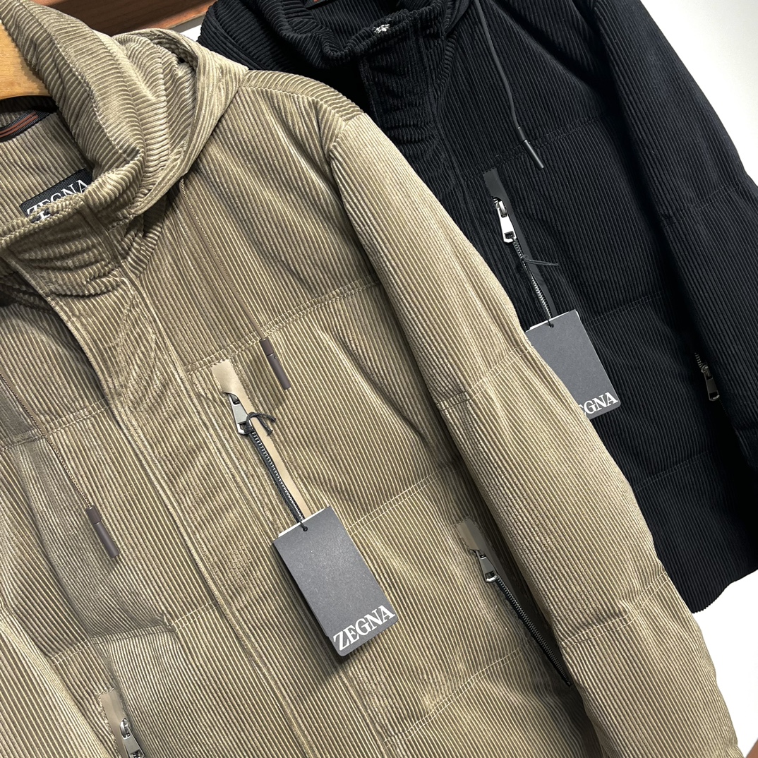 P1520 Zegna 24FW Casaco de veludo cotelê à prova de vento de inverno com capuz destacável Casaco de penas para homem Moda clássica Casaco de penas com fecho de correr quente!      A família Zz, como uma marca de luxo de renome mundial, sempre foi procurada por seu design exclusivo e alta qualidade! Este ano, o novo casaco da coleção outono/inverno para homem demonstra mais uma vez a excelência da família Zz no domínio da moda!      O design funcional e moderno do casaco é um exemplo perfeito da procura da simplicidade e da modernidade da moda! É feito de tecido de mistura de nylon e spandex importado que não só tem boa durabilidade e desempenho antirrugas e anti-encolhimento, como também tem uma superfície fina e brilhante! Tem também uma excelente repelência ao vento e à água para o manter seco e confortável no tempo frio! O forro de penugem de ganso branco a 90% torna este casaco confortável e quente e não parece volumoso, para que possa estar confiante e glamoroso quer vá a um evento formal ou casual!      Se procura vestuário de alta qualidade e na moda, este casaco é definitivamente um must-have para homem. Use-o para mostrar a sua atitude única na moda e torne-se o centro das atenções da multidão! Cor: Preto Cáqui Tamanho: 48-56 Tamanho: 48: Largura do ombro 49 Tórax 116 Comprimento da manga 64 Comprimento 6950: Largura do ombro 50 Tórax 120 Comprimento da manga 65 Comprimento 7052: Largura do ombro 51 Tórax 124 Comprimento da manga 66 Comprimento 7154: Largura do ombro 52 Tórax 128 Comprimento da manga 67 Comprimento 7256: Largura do ombro 53 Tórax 132 Comprimento da manga 68 Comprimento 73