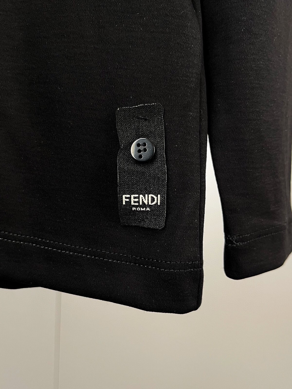 Image [7]-P440 FENDI Fendi Max wear 240 pounds Heavy recommended ! 2024 modèles d'automne et d'hiver contre la plupart des manches longues col rond T-shirt haut de gamme personnalisé automne et hiver unique porter bas sont très excellent design vers l'avant ! Logo de la marque classique embelli avec un design robuste Tissu de coton Tencel haut de gamme sur mesure. Doux au toucher. Confortable à porter. Coutures exquises au niveau du comptoir. Finesse d'exécution. L'effet sur le corps est incomparable et séduisant ! Un produit unique essentiel pour les hommes ! Taille : M-6XL (178 140 livres à porter L maximum 240 livres à porter) - sacs haute couture