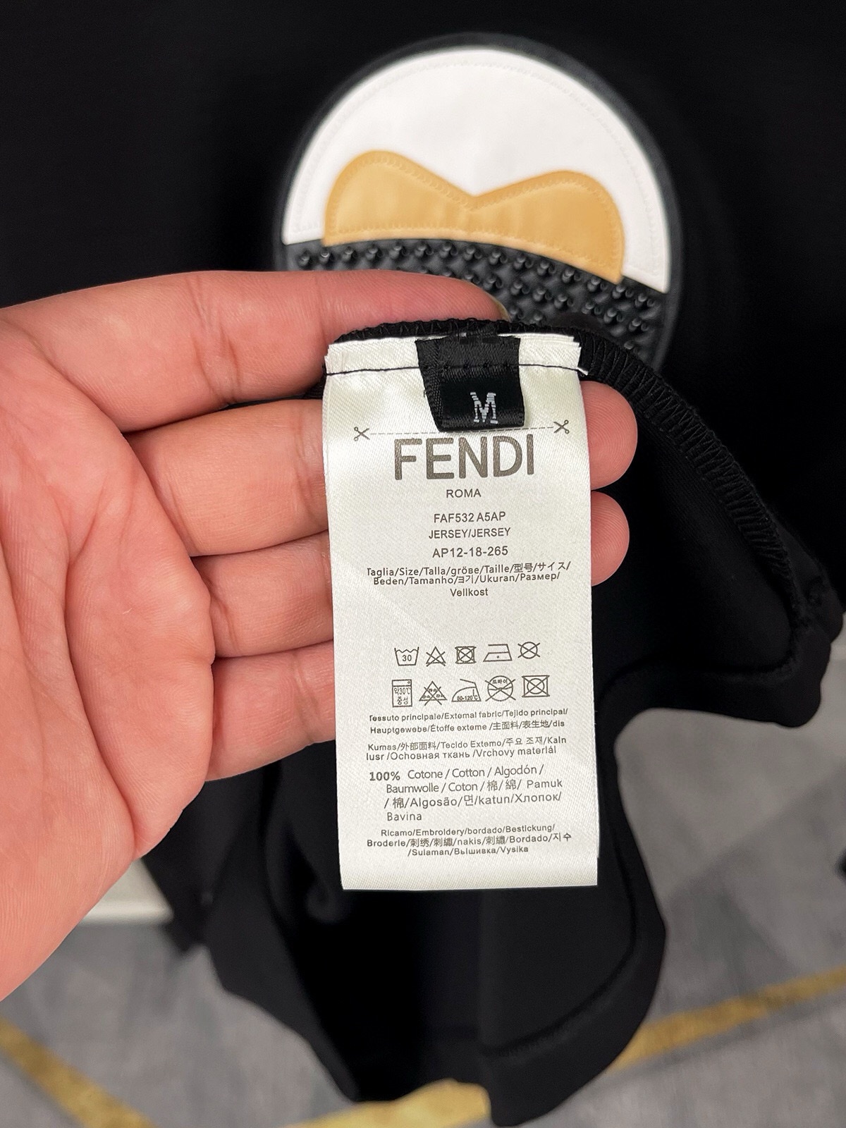 Image [6]-P440 FENDI Fendi Max wear 240 pounds Heavy recommended ! 2024 modèles d'automne et d'hiver contre la plupart des manches longues col rond T-shirt haut de gamme personnalisé automne et hiver unique porter bas sont très excellent design vers l'avant ! Logo de la marque classique embelli avec un design robuste Tissu de coton Tencel haut de gamme sur mesure. Doux au toucher. Confortable à porter. Coutures exquises au niveau du comptoir. Finesse d'exécution. L'effet sur le corps est incomparable et séduisant ! Un produit unique essentiel pour les hommes ! Taille : M-6XL (178 140 livres à porter L maximum 240 livres à porter) - sacs haute couture