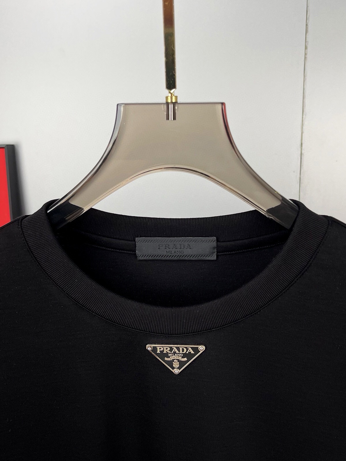 P440 Prada Prada Max wear 240 pounds Fortement recommandé ! 2024 automne et hiver modèles contre la plupart des manches longues col rond T-shirt Haut de gamme personnalisé automne et hiver porter seul bas sont très excellent design avant-gardiste ! Logo de marque classique embellissement lourd design Tissu de coton tencel personnalisé haut de gamme. Doux au toucher. Confortable à porter. Coutures fines au niveau du comptoir. Finesse d'exécution. L'effet sur le corps est incomparable et séduisant ! Un article indispensable pour les hommes ! Taille : M-6XL (178 140 kg pour L, 240 kg maximum)