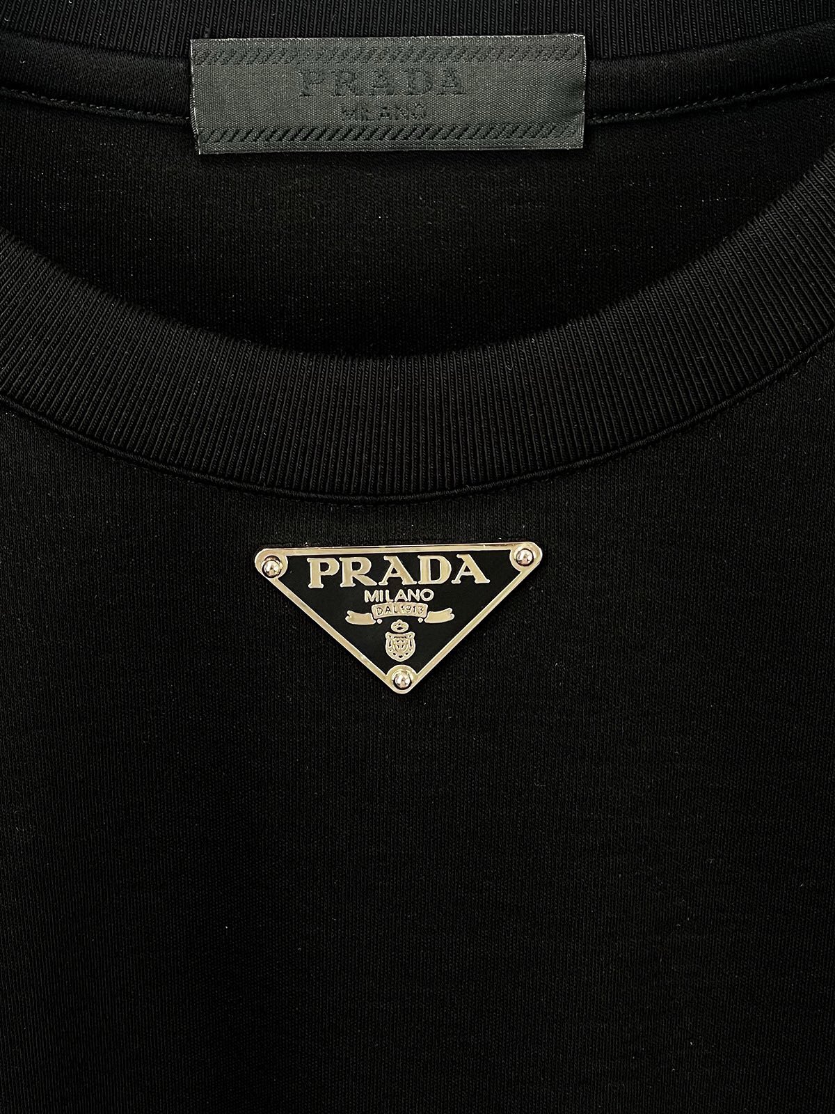 P440 Prada Prada Max wear 240 pounds Fortement recommandé ! 2024 automne et hiver modèles contre la plupart des manches longues col rond T-shirt Haut de gamme personnalisé automne et hiver porter seul bas sont très excellent design avant-gardiste ! Logo de marque classique embellissement lourd design Tissu de coton tencel personnalisé haut de gamme. Doux au toucher. Confortable à porter. Coutures fines au niveau du comptoir. Finesse d'exécution. L'effet sur le corps est incomparable et séduisant ! Un article indispensable pour les hommes ! Taille : M-6XL (178 140 kg pour L, 240 kg maximum)