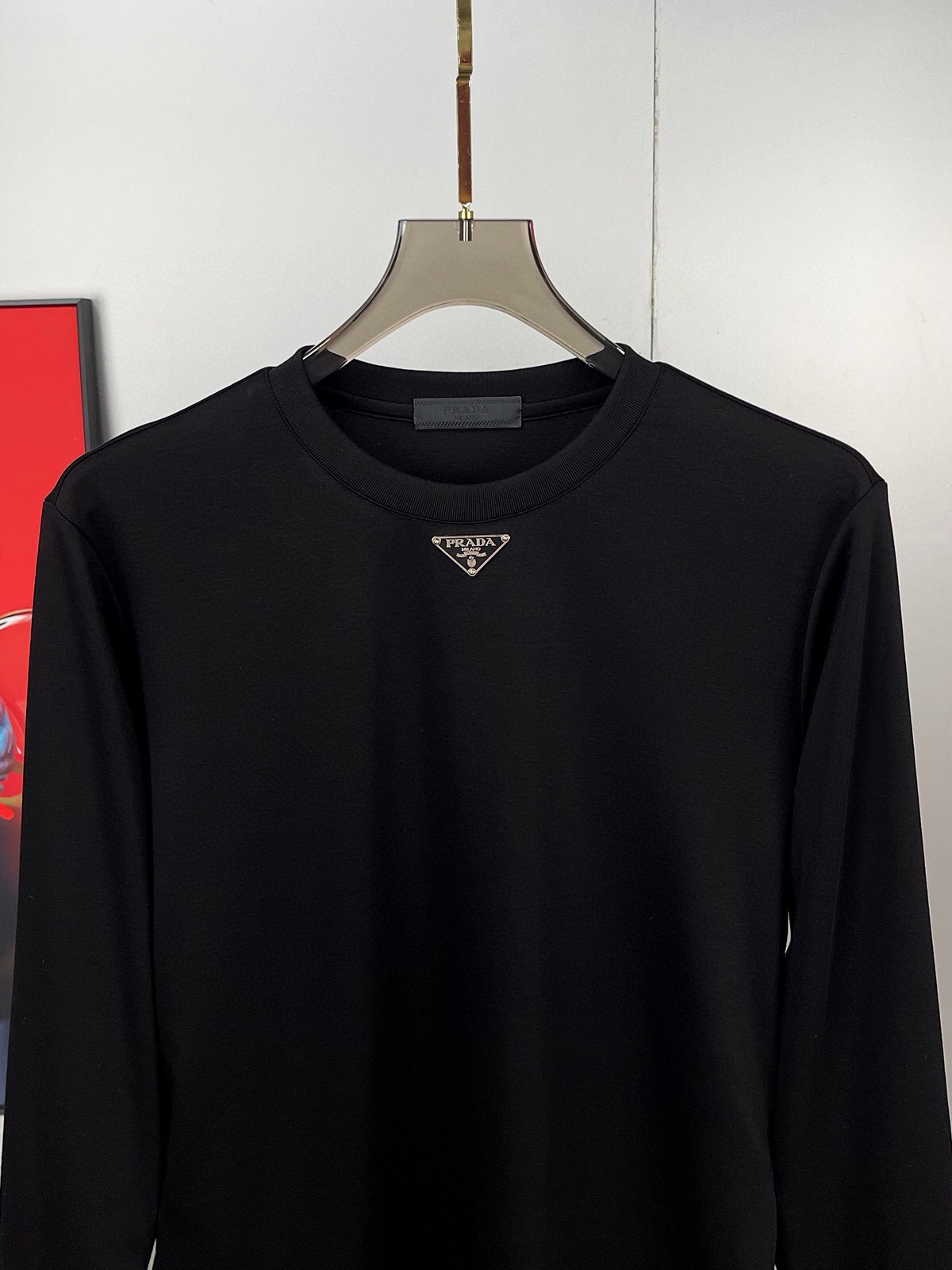 P440 Prada Prada Max wear 240 pounds Fortement recommandé ! 2024 automne et hiver modèles contre la plupart des manches longues col rond T-shirt Haut de gamme personnalisé automne et hiver porter seul bas sont très excellent design avant-gardiste ! Logo de marque classique embellissement lourd design Tissu de coton tencel personnalisé haut de gamme. Doux au toucher. Confortable à porter. Coutures fines au niveau du comptoir. Finesse d'exécution. L'effet sur le corps est incomparable et séduisant ! Un article indispensable pour les hommes ! Taille : M-6XL (178 140 kg pour L, 240 kg maximum)