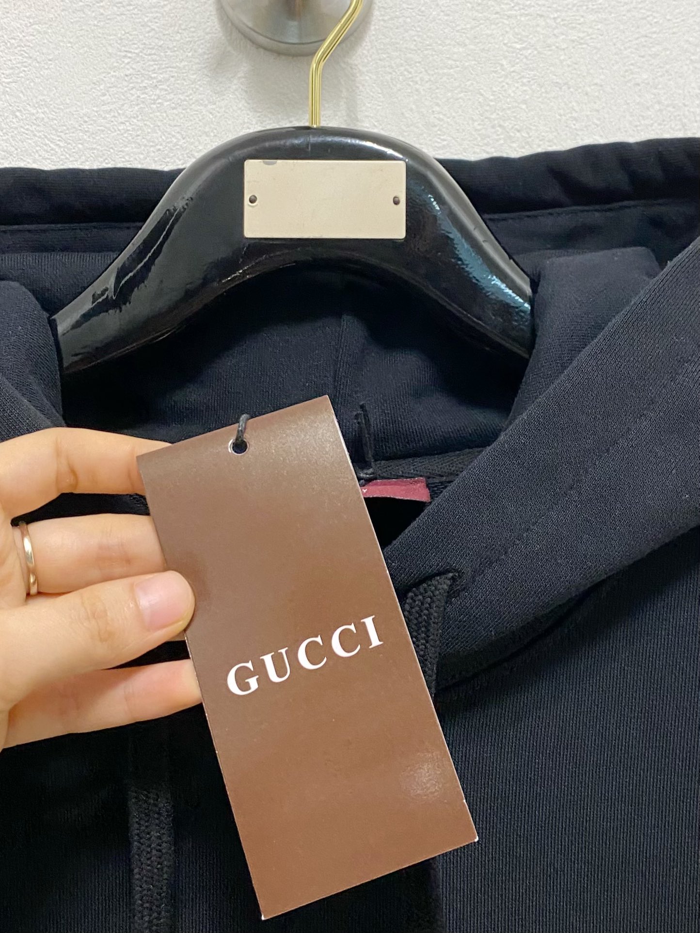 P620Gucci غوتشي غوتشي 2024FW قميص سويت شيرت بقبعة كاجوال خريف وشتاء جديد كاجوال مصبوغ حسب الطلب مصبوغ حسب الطلب قطن ناعم كالغيوم ناعم كالغيوم ناعم كالغيوم مريح وقريب من الجلد استخدام تطريز آلي مستورد عيون طائر الفينيق استخدام أنظمة تحكم حاسوبية متقدمة ومكونات ميكانيكية دقيقة خطوط عالية الدقة أقمشة ناعمة ورقيقة مغسولة ملمس أفضل ليس من السهل تشويهها، ليس من السهل أن تتقلص، ليس من السهل أن تتلاشى للحفاظ على جمال يدوم طويلاً .............................. .............................. ❥ ∙ الحجم ：م-XXL-مصنع أزياء عالية الموضة