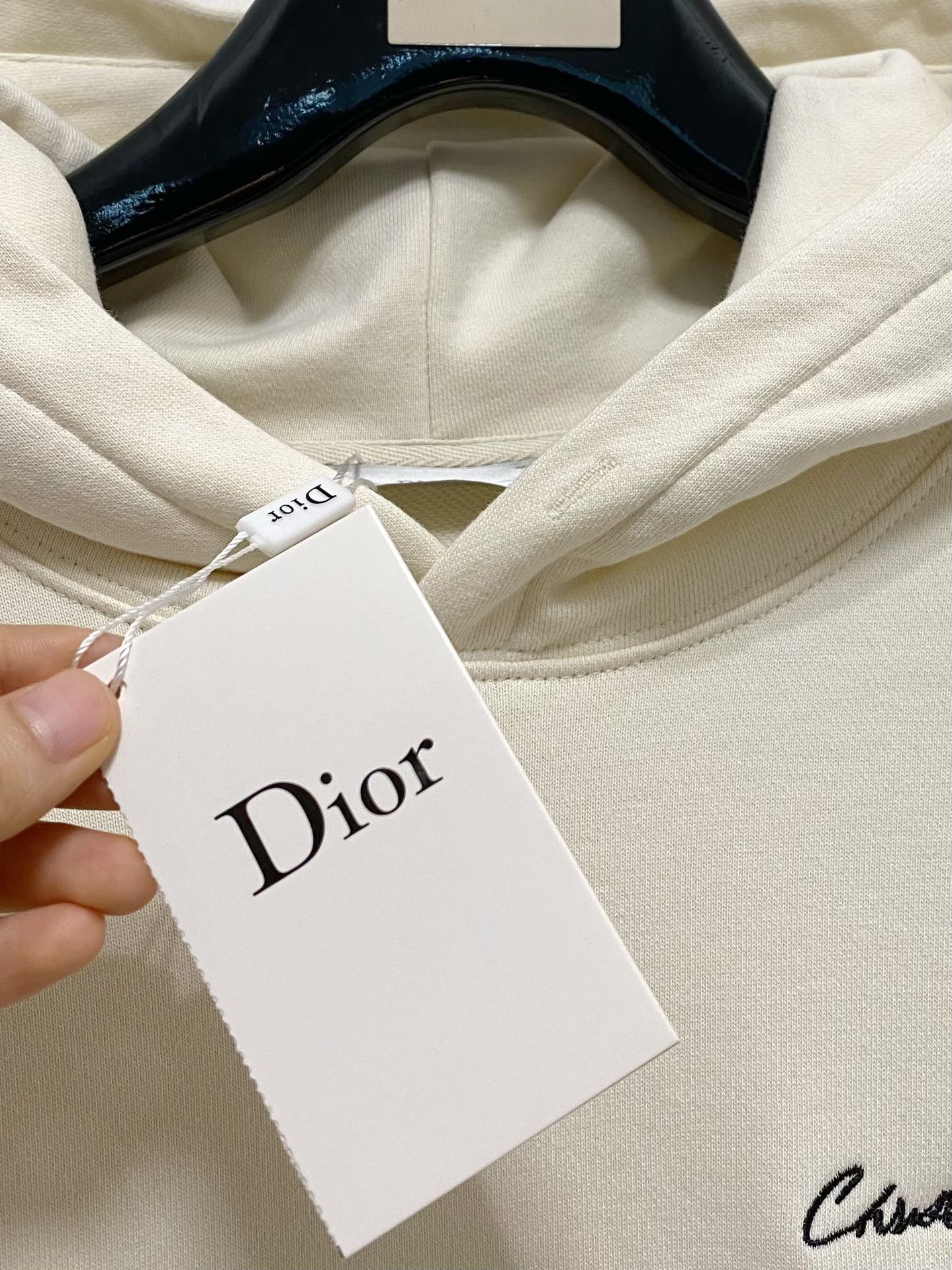 Photo [6]-P620Dior Homme Dior Jiehao 2024FW automne et hiver nouveau casual sweatshirt à capuche teinture personnalisée doux nuages de coton Chia air tissage aussi doux que les nuages, confortable et proche de la peau L'utilisation de la machine importée broderie yeux de phénix L'utilisation de systèmes de contrôle informatique avancés et des composants mécaniques de précision Ligne de haute précision lisse et tissus délicats sont lavés se sentir mieux texture Pas facile à déformer Pas facile à rétrécir Pas facile à décolorer pour maintenir une longue durée de vie. Deux couleurs : Beige Noir ........................... .............................. ...❥❥∙Size : M-XXL-High Faux Sacs