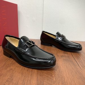 VALENTINO/华伦天奴 VLOGO SIGNATURE 男士皮革乐福鞋 VALENTINO GARAVANI VLOGO SIGNATURE 牛皮乐福鞋
- 复古黄铜做旧效果处理 VLOGO SIGNATURE 配件
 这款乐福鞋采用进口开边珠和粒面小牛皮打造看得见的皮质质感纹理清晰同材质真皮饰带饰有复古黄铜做旧效果处理 VLOGO SIGNATURE 配件本蒅小牛皮内里金标牛皮垫脚马克缝线工艺细节搭配真皮徽标大底后跟饰橡胶防滑贴片耐磨防滑舒适百搭款配全套原包装！
尺码：39-40-41-42-43-44（45.46订做）
P960-高仿包包