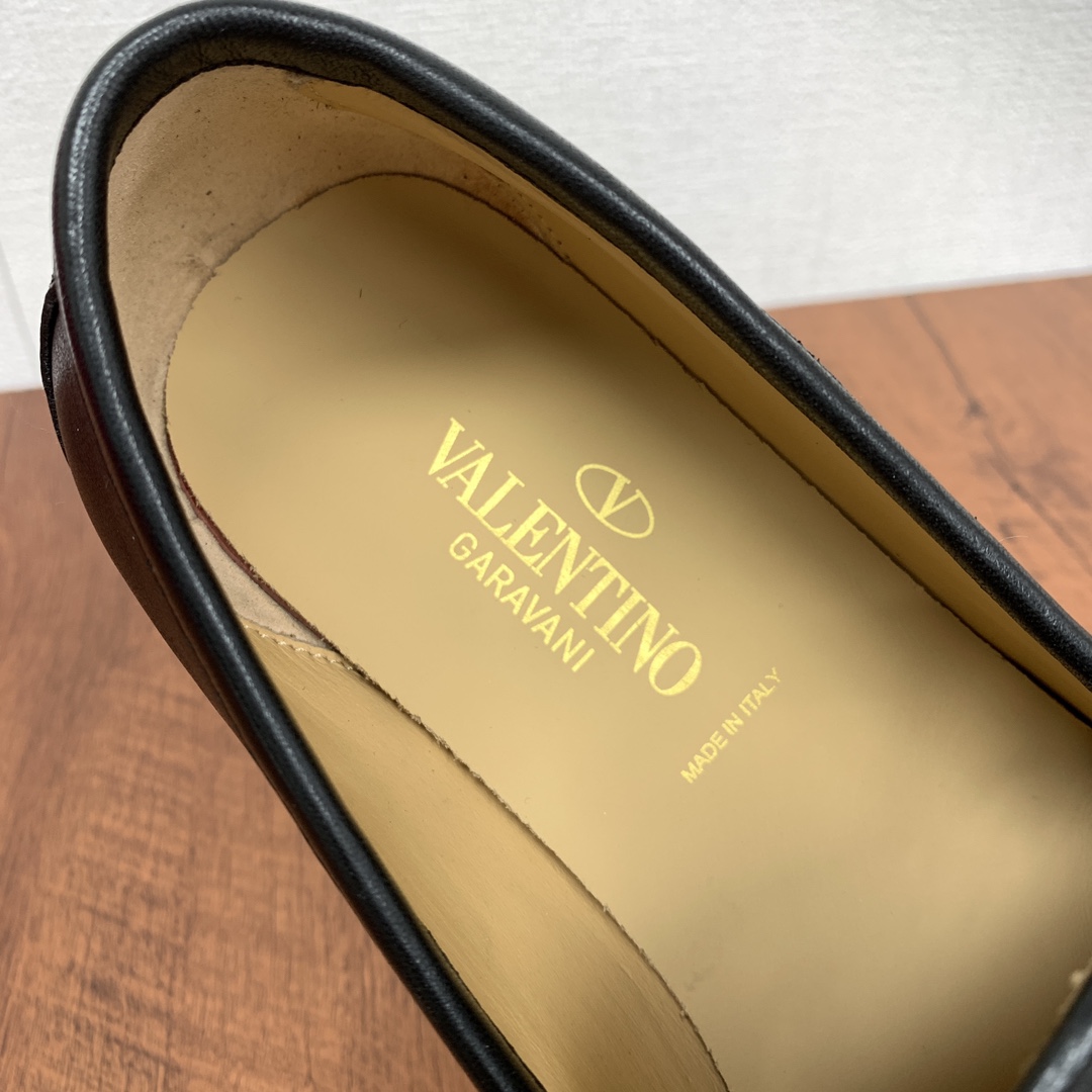 Mocasines de piel para hombre VALENTINO/Valentino VLOGO SIGNATURE Mocasines de piel de vaca VALENTINO GARAVANI VLOGO SIGNATURE- Acabado efecto latón vintage VLOGO SIGNATURE ACCESORIOS ¡Los zapatos están hechos de cuentas de borde abierto importados y de piel de becerro granulada para crear una textura de cuero visible textura clara con el mismo material correas de cuero decorado con efecto vintage de latón tratamiento VLOGO SIGNATURE accesorios el forro de piel de becerro con el estándar de oro plantilla de cuero de vaca Marcar detalles de costura con el logotipo de cuero suela exterior talón decorado con goma antideslizante parche resistente al desgaste y antideslizante comodidad con un conjunto completo del embalaje original!Tamaño: 39-40-41-42-43-44 (45,46 a la orden)P960