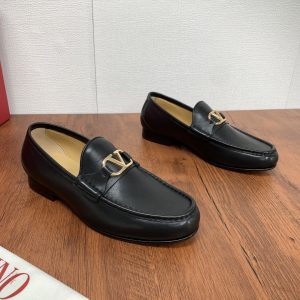 VALENTINO/华伦天奴 VLOGO SIGNATURE 男士皮革乐福鞋 VALENTINO GARAVANI VLOGO SIGNATURE 牛皮乐福鞋
- 复古黄铜做旧效果处理 VLOGO SIGNATURE 配件
 这款乐福鞋采用进口开边珠和粒面小牛皮打造看得见的皮质质感纹理清晰同材质真皮饰带饰有复古黄铜做旧效果处理 VLOGO SIGNATURE 配件本蒅小牛皮内里金标牛皮垫脚马克缝线工艺细节搭配真皮徽标大底后跟饰橡胶防滑贴片耐磨防滑舒适百搭款配全套原包装！
尺码：39-40-41-42-43-44（45.46订做）
P960-高仿包包