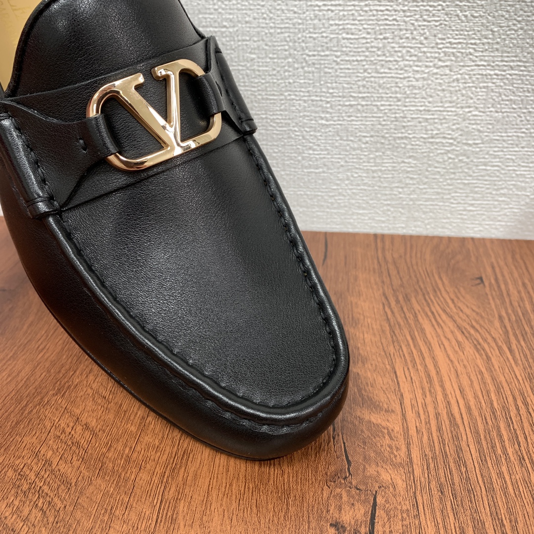 Mocasines de piel para hombre VALENTINO/Valentino VLOGO SIGNATURE Mocasines de piel de vaca VALENTINO GARAVANI VLOGO SIGNATURE- Acabado efecto latón vintage VLOGO SIGNATURE ACCESORIOS ¡Los zapatos están hechos de cuentas de borde abierto importados y de piel de becerro granulada para crear una textura de cuero visible textura clara con el mismo material correas de cuero decorado con efecto vintage de latón tratamiento VLOGO SIGNATURE accesorios el forro de piel de becerro con el estándar de oro plantilla de cuero de vaca Marcar detalles de costura con el logotipo de cuero suela exterior talón decorado con goma antideslizante parche resistente al desgaste y antideslizante comodidad con un conjunto completo del embalaje original!Tamaño: 39-40-41-42-43-44 (45,46 a la orden)P960