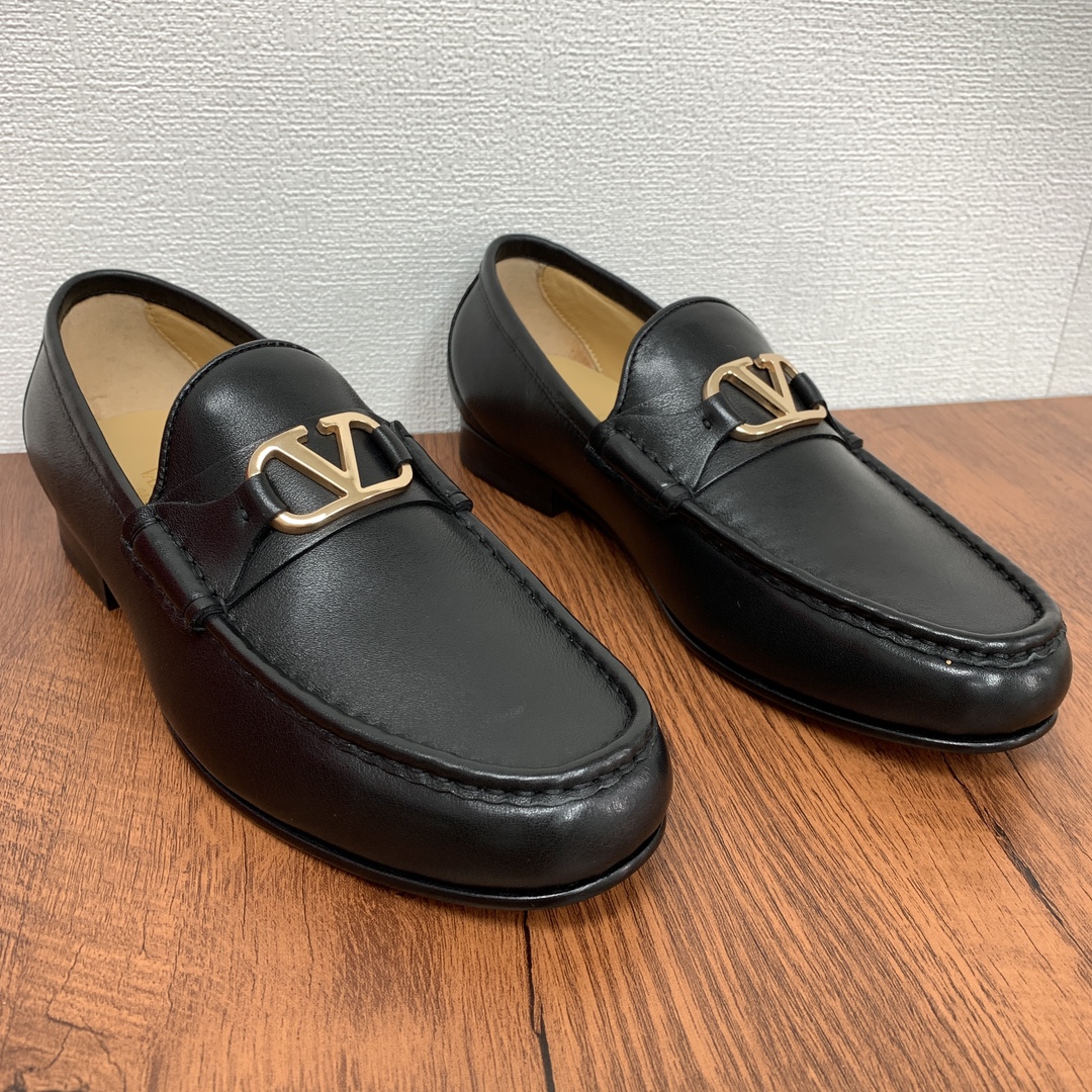 Mocasines de piel para hombre VALENTINO/Valentino VLOGO SIGNATURE Mocasines de piel de vaca VALENTINO GARAVANI VLOGO SIGNATURE- Acabado efecto latón vintage VLOGO SIGNATURE ACCESORIOS ¡Los zapatos están hechos de cuentas de borde abierto importados y de piel de becerro granulada para crear una textura de cuero visible textura clara con el mismo material correas de cuero decorado con efecto vintage de latón tratamiento VLOGO SIGNATURE accesorios el forro de piel de becerro con el estándar de oro plantilla de cuero de vaca Marcar detalles de costura con el logotipo de cuero suela exterior talón decorado con goma antideslizante parche resistente al desgaste y antideslizante comodidad con un conjunto completo del embalaje original!Tamaño: 39-40-41-42-43-44 (45,46 a la orden)P960