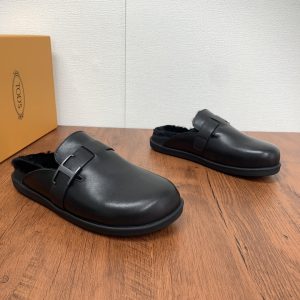 TOD'S/托德斯 秋冬男士T Timeless皮革羊毛拖鞋这款拖鞋选用柔软小牛皮和翻毛皮革制成全羊毛内里拖鞋无后跟设计穿脱方便同色同材质饰带饰以品牌金属徽标橡胶豆豆鞋底柔软舒适休闲又不失精致上脚后包裹性非常好包容性强脚感舒适时尚百搭配原盒包装！
尺码：39-40-41-42-43-44
P840-高仿包包