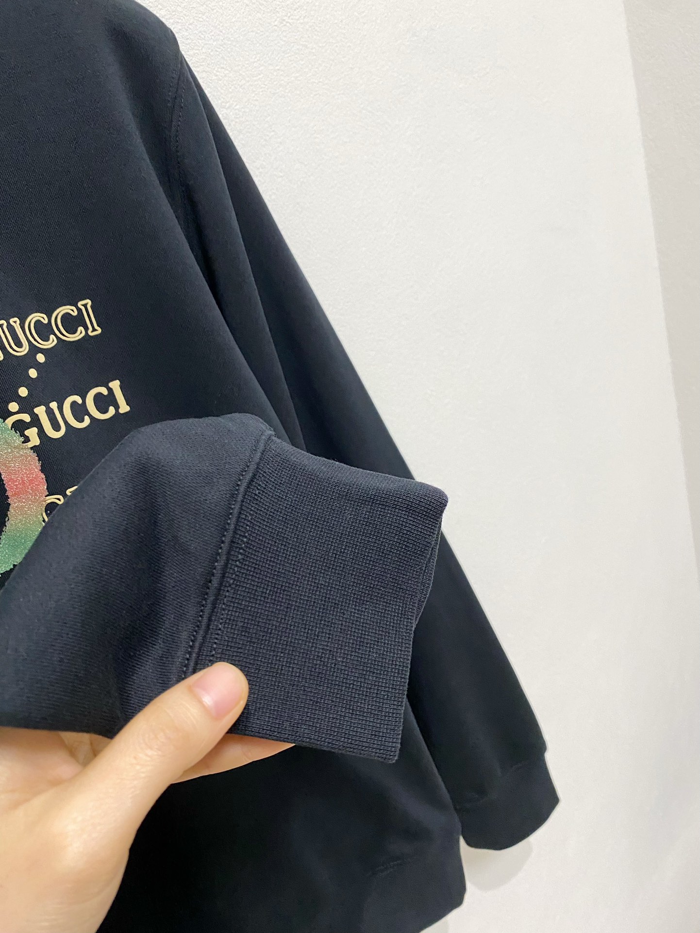 P480Gucci غوتشي غوتشي 2024FW الخريف والشتاء موديلات أساسية جديدة من سترة صوفية غير رسمية من النوع الراقي المزاج الراقي يجب أن تدخل في النمط المتطرف من الإحساس الشديد بلكنة وسحر المنتج الواحد! نسيج قطني عالي الكثافة مخصص لخلق الملابس الشاملة ثقيل للغاية ولكن ليس ساخنًا بشكل عام الملابس الشاملة ذات ملمس ناعم ناعم الملمس رقيق الصدر شعار السيليكون الأحمر الكلاسيكي المخطط بشريط أحمر مميز عالي يبرز المصمم سحر الفن الحديث والحس الفني للمنتج الفردي الراقي ينتمي إلى الموديلات الرجالية والنسائية الفاخرة للغاية من نفس اللونين الموصى بهما ......... ..............................