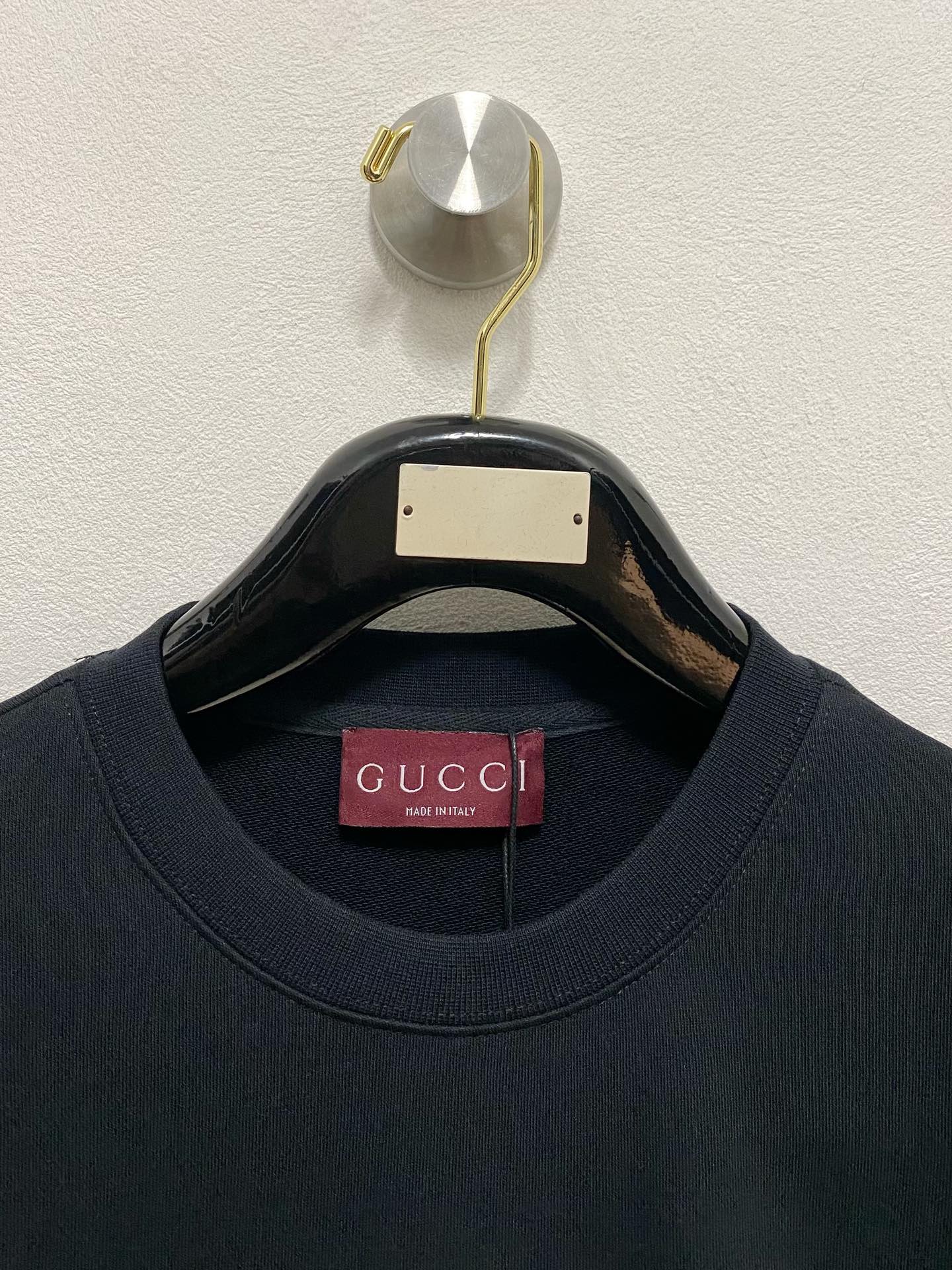 Image [3]-P480Gucci Gucci 2024FW automne et hiver nouveaux modèles de base de pull décontracté tempérament haut de gamme type doit entrer dans le style extrême d'un très sens de l'accent et le charme du produit unique ! Tissu de coton haute densité sur mesure pour créer l'ensemble des vêtements est très lourd mais pas chaud ensemble des vêtements doux au toucher texture délicate poitrine classique rouge silicone stripe logo reconnaissable haut met en évidence le concepteur de l'art moderne charme et artistique sens de l'appartenance à l'extrêmement luxueux haut de gamme produit unique hommes et femmes les mêmes modèles en deux couleurs recommandé .......... .............................. .....................Color : Black White ❥∙Size : M-XXL-High-fashion Bags