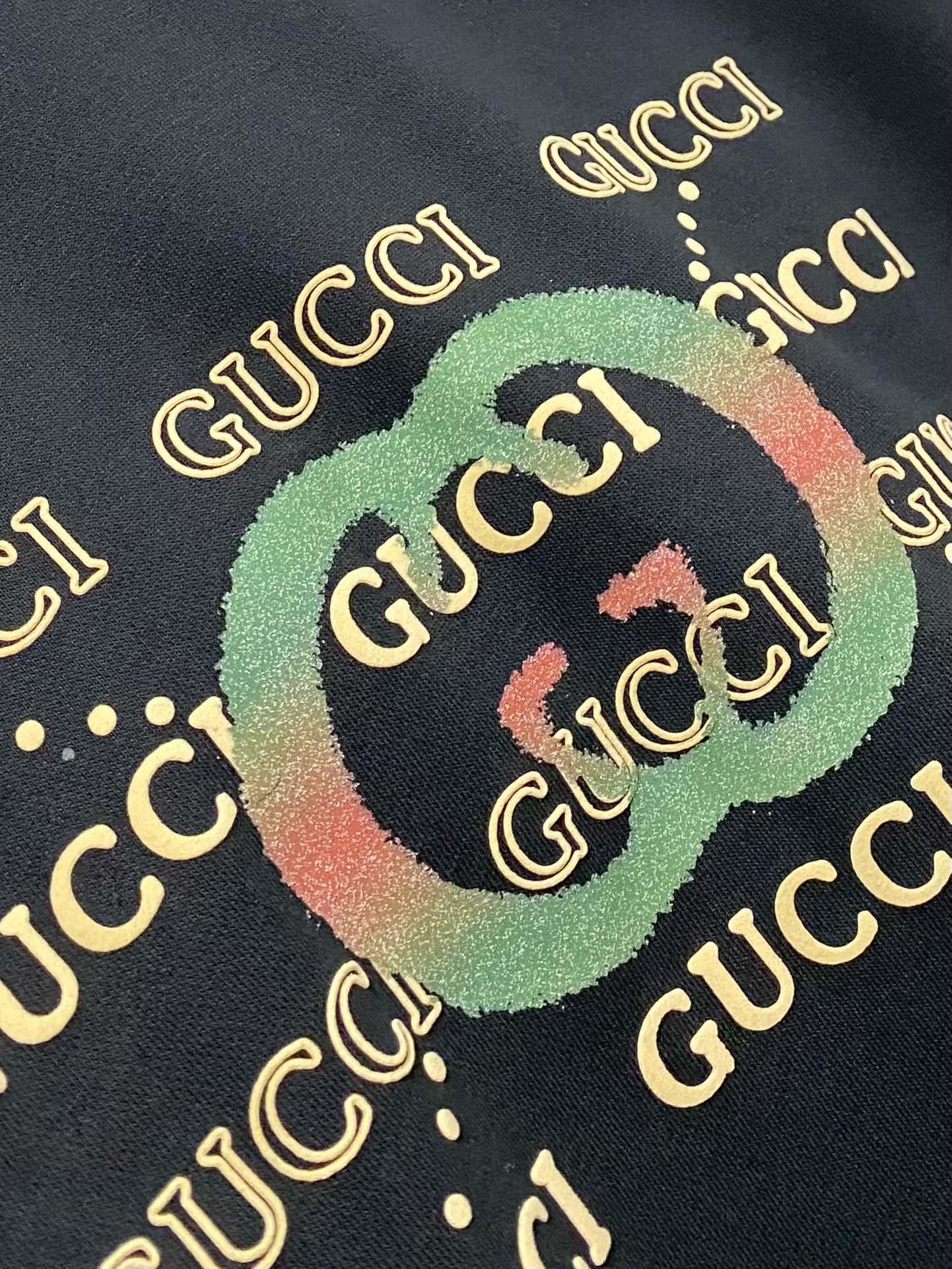 图片[5]-P480
Gucci 古驰  2024FW秋冬新品 
基础款休闲套头卫衣高端气质型必入的极品款式一款极具腔调感与魅力的单品！定制高密度纯棉面料打造整体衣服非常有份量但是却不热整体衣服柔软手感细腻有质感胸前经典红色硅胶条标识辨识度极高彰显出设计师对于现代艺术魅力与艺术感属于极为奢华的高端单品男女同款两色推荐
……………………………………………………

颜色：黑色 白色

❥∙Size：M-XXL-高仿包包